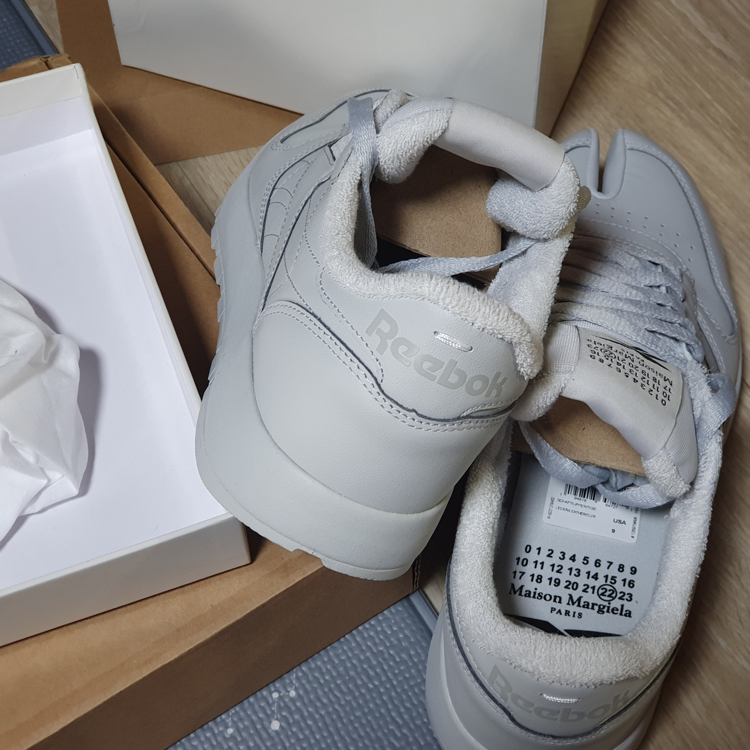 Reebok x Maison Margiela Classic Leather Tabi Shoes Grey 착용 스타일 - 2