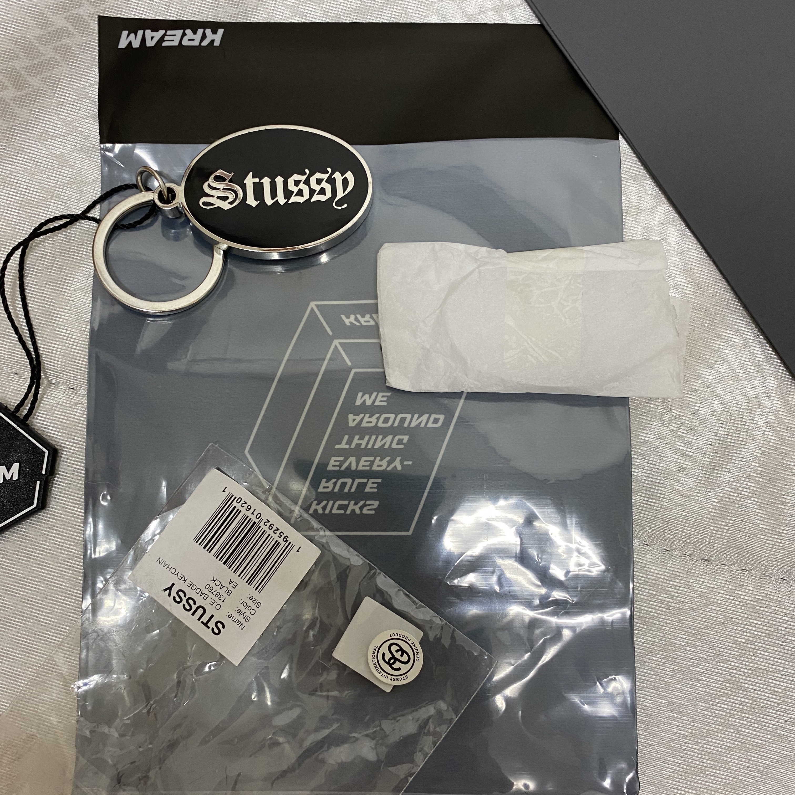 Stussy O.E. Badge Keychain 착용 스타일