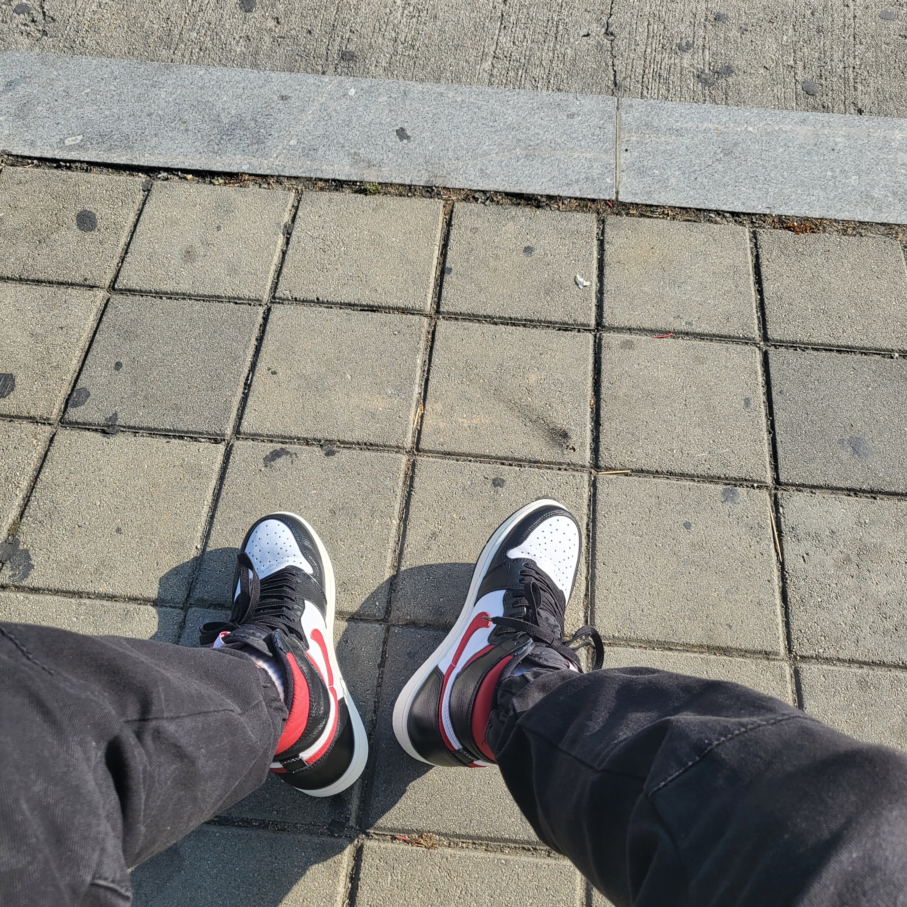 Jordan 4 Retro What The 4, Jordan 1 Retro High OG Gym Red 착용 스타일 - 2