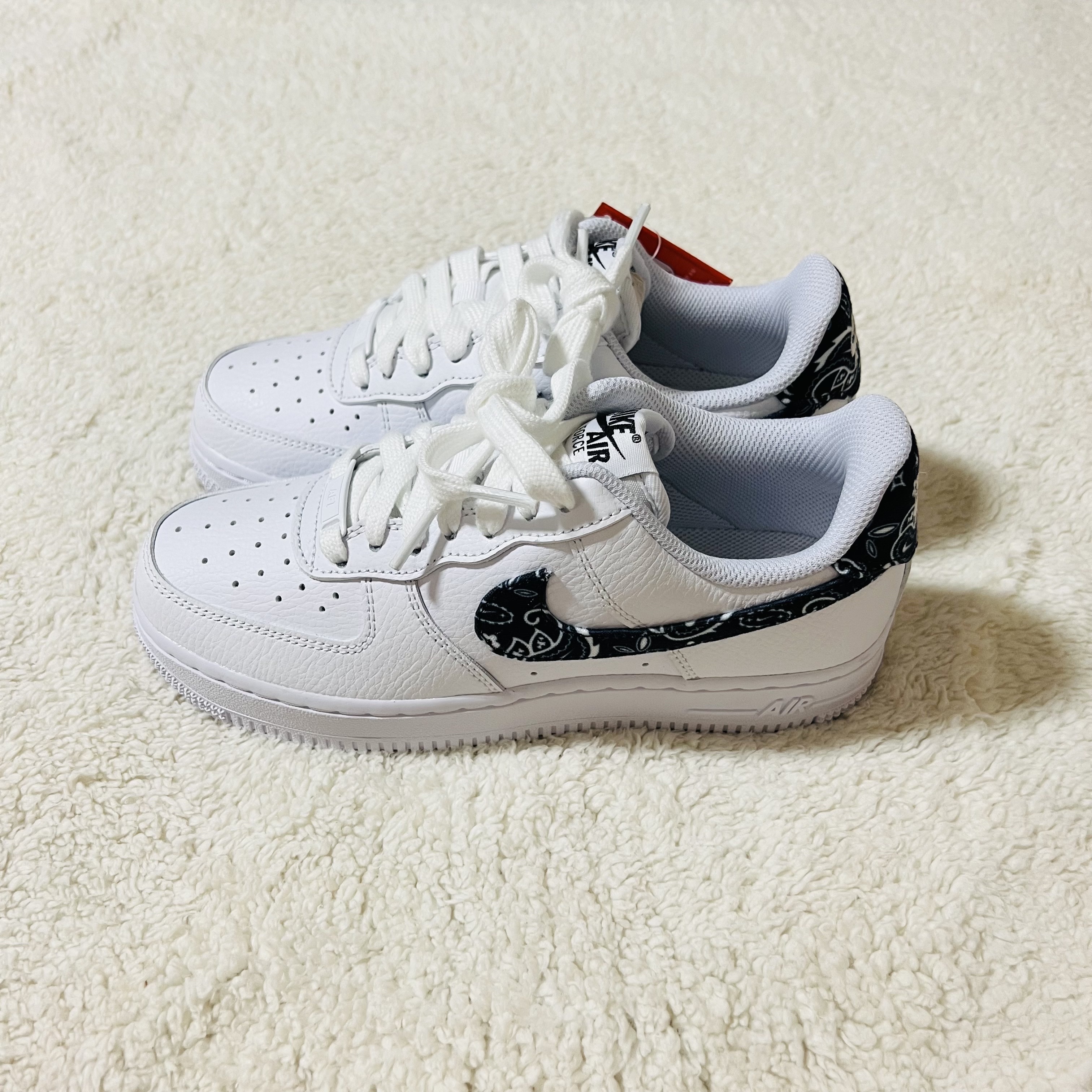 (W) Nike Air Force 1 '07 Essential Paisley Swoosh White Black 착용 스타일 - 2