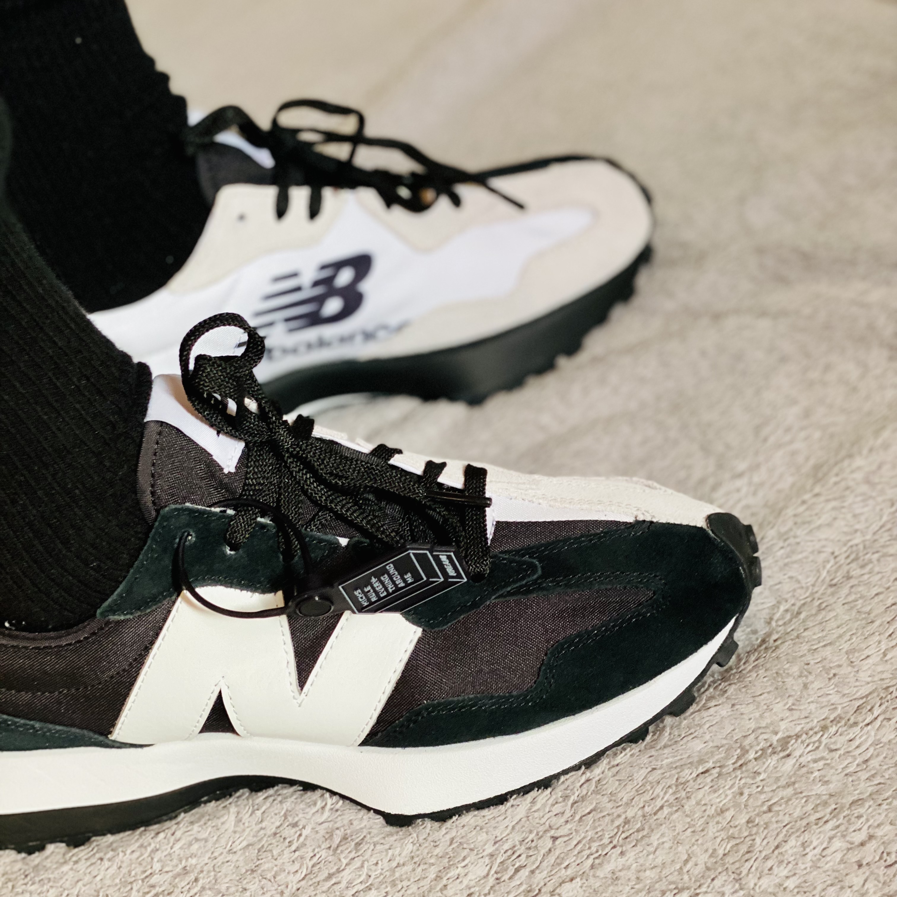 New Balance 327 NB Collective Black Grey 착용 스타일 - 1