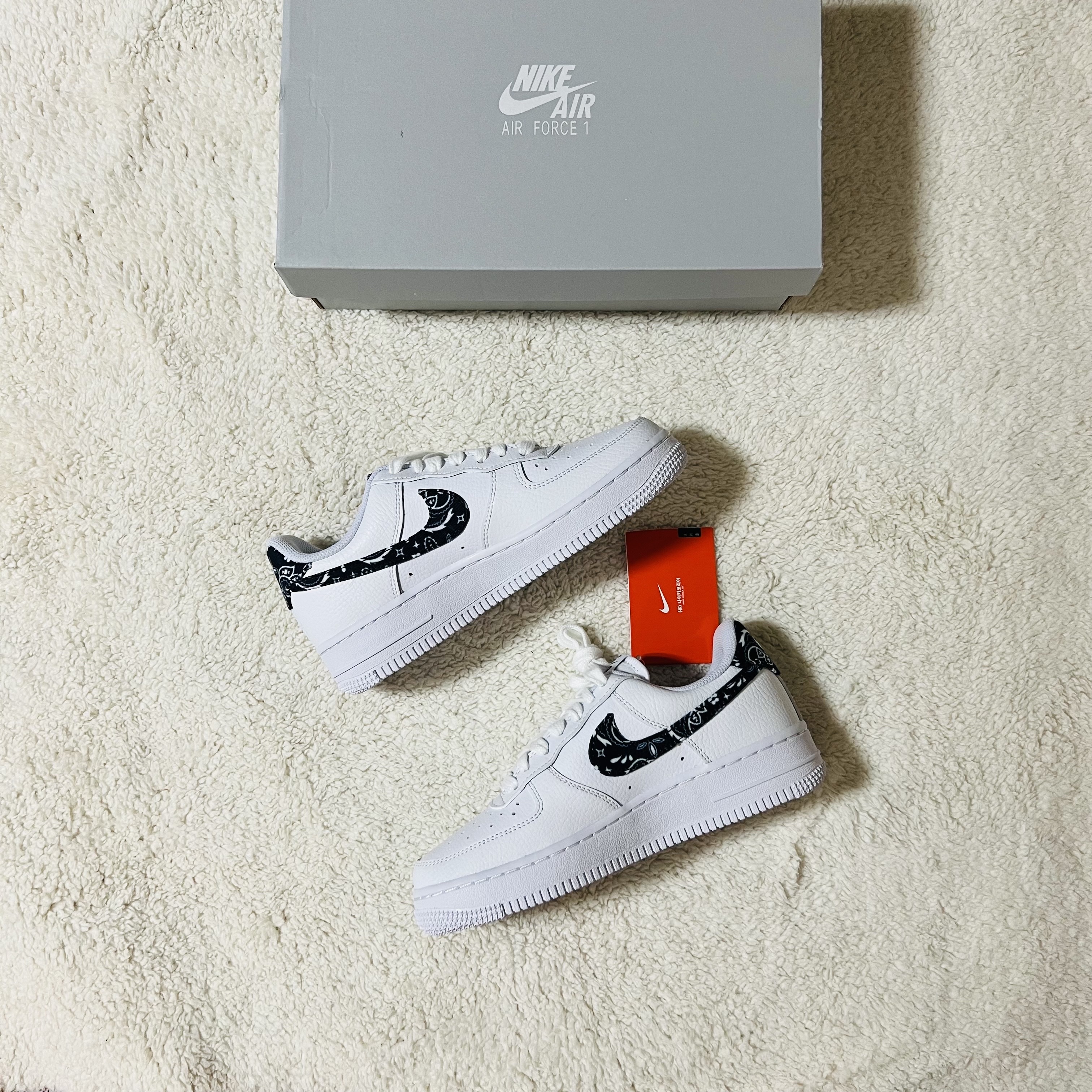 (W) Nike Air Force 1 '07 Essential Paisley Swoosh White Black 착용 스타일 - 1