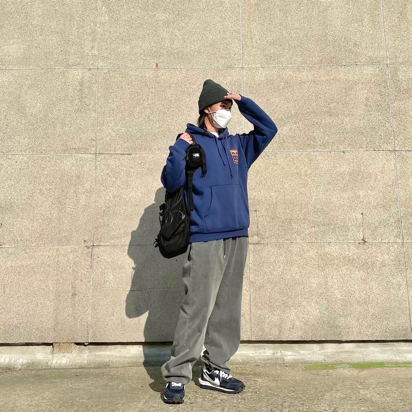 IAB Studio x Obey Eyes Icon Hoodie Oceana, Nike x Sacai x Fragment LDWaffle Blackened Blue 착용 스타일