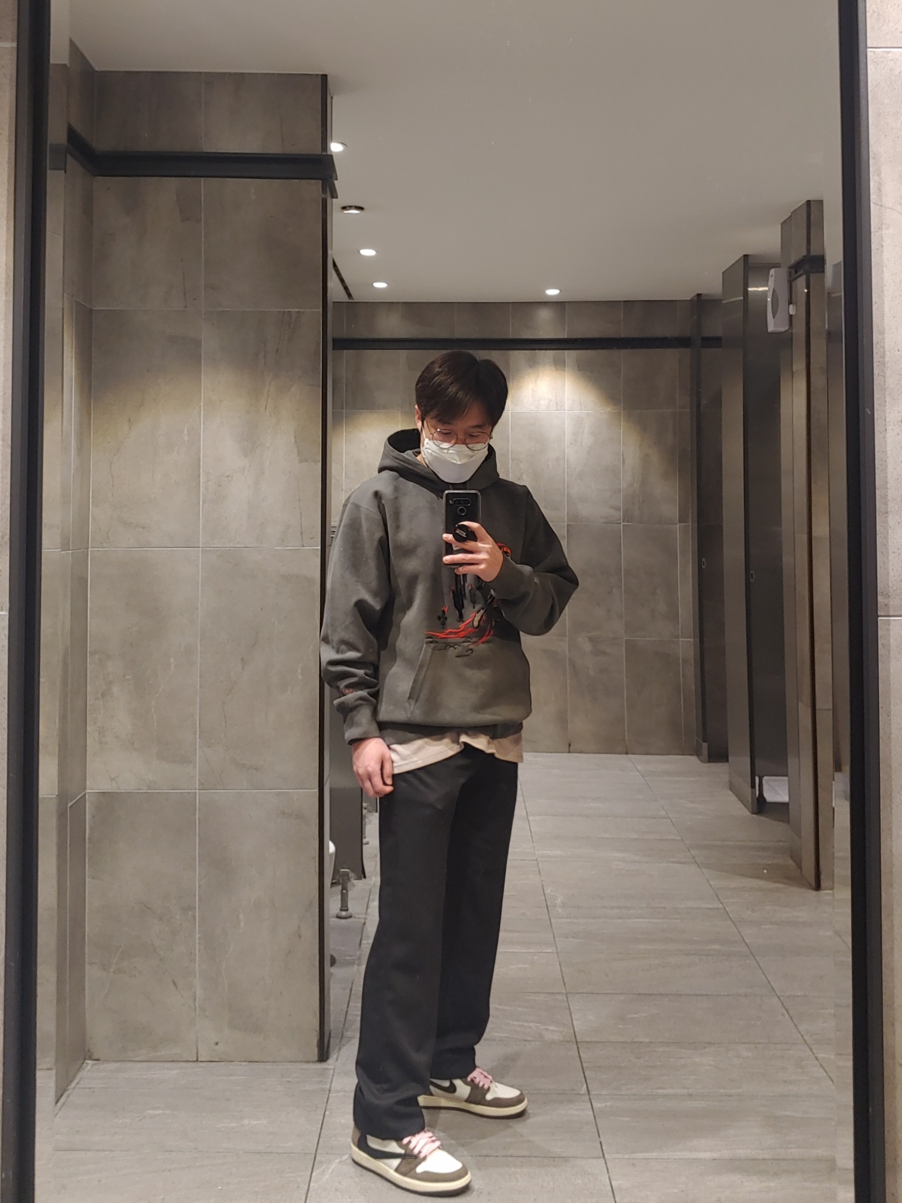 Jordan 1 x Travis Scott Retro High OG SP Mocha, Jordan x Travis Scott Washed Suede Hoodie Grey 착용 스타일