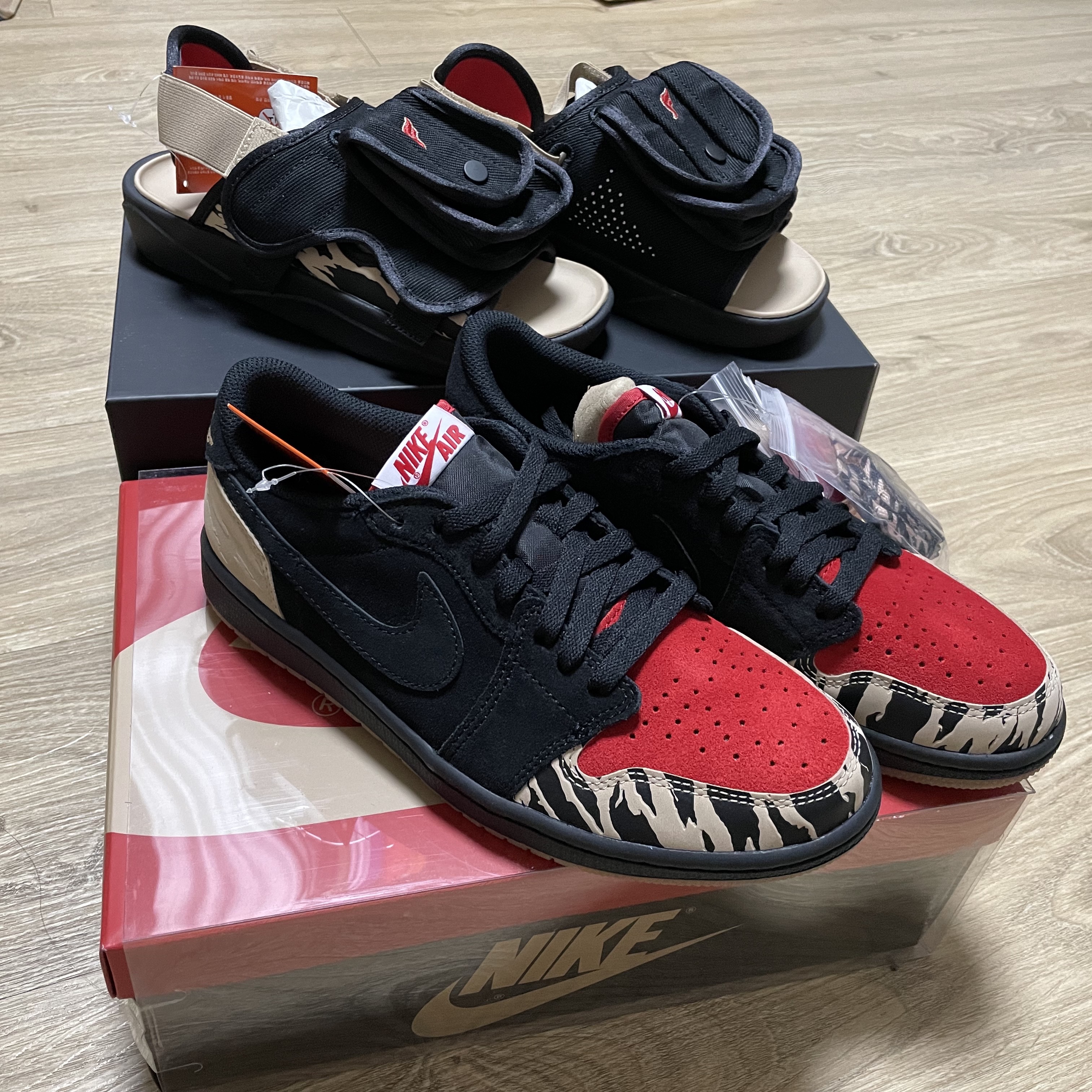 Jordan 1 x SoleFly Retro Low OG SP Black and Sport Red, Jordan x SoleFly LS Slide SP Black and Sport Red 착용 스타일
