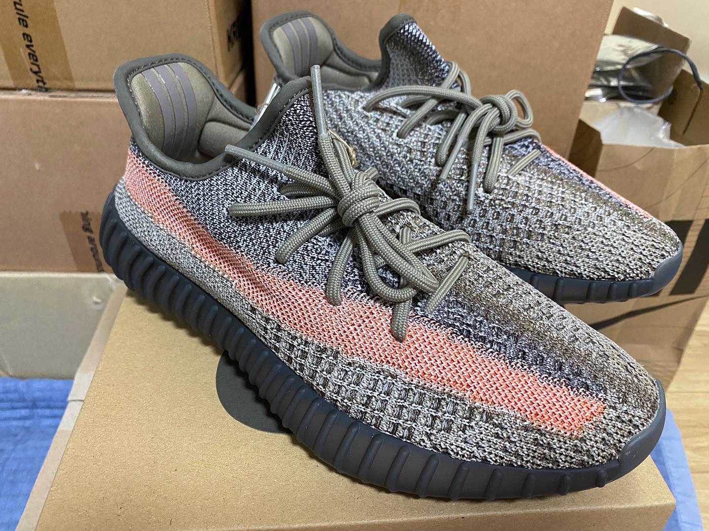 (W) Jordan 1 Low OG Starfish, Adidas Yeezy Boost 350 V2 Ash Stone 착용 스타일 - 2
