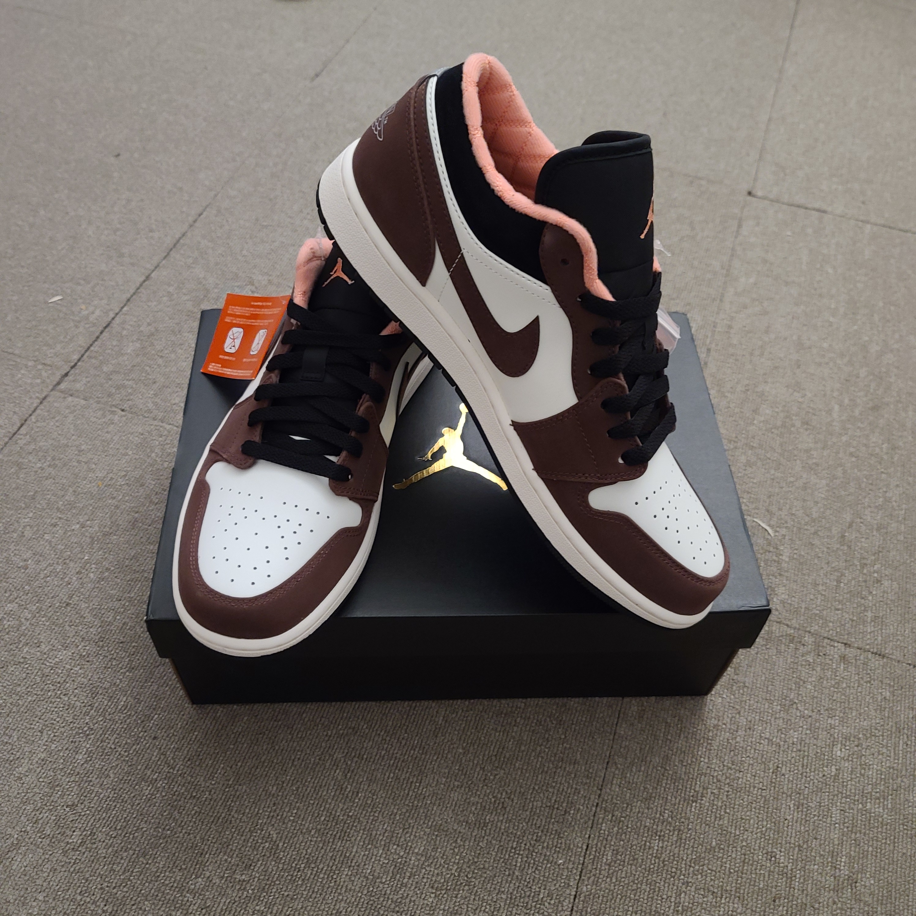 Jordan 1 Low SE Chocolate Bliss 착용 스타일 - 1