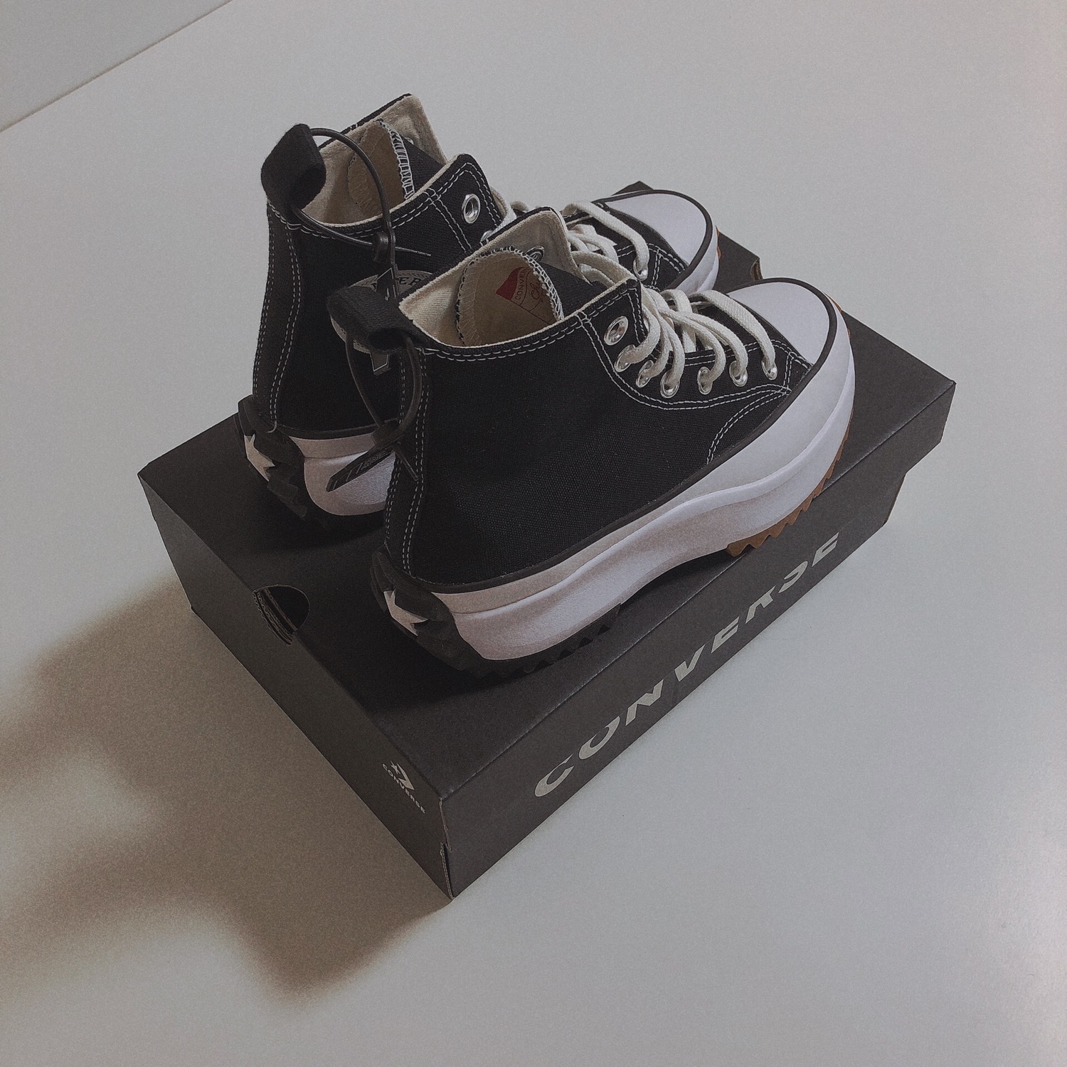 Converse Run Star Hike Hi Black White Gum 착용 스타일 - 3