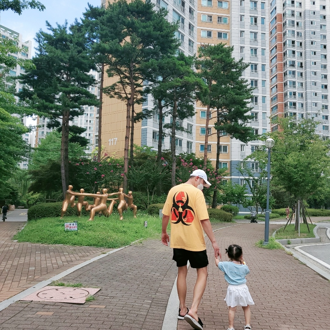 Nike x Drake Nocta Cardinal Stock Essential Cap White, Palace Bio Hazard T-Shirt Orange - 21SS 착용 스타일