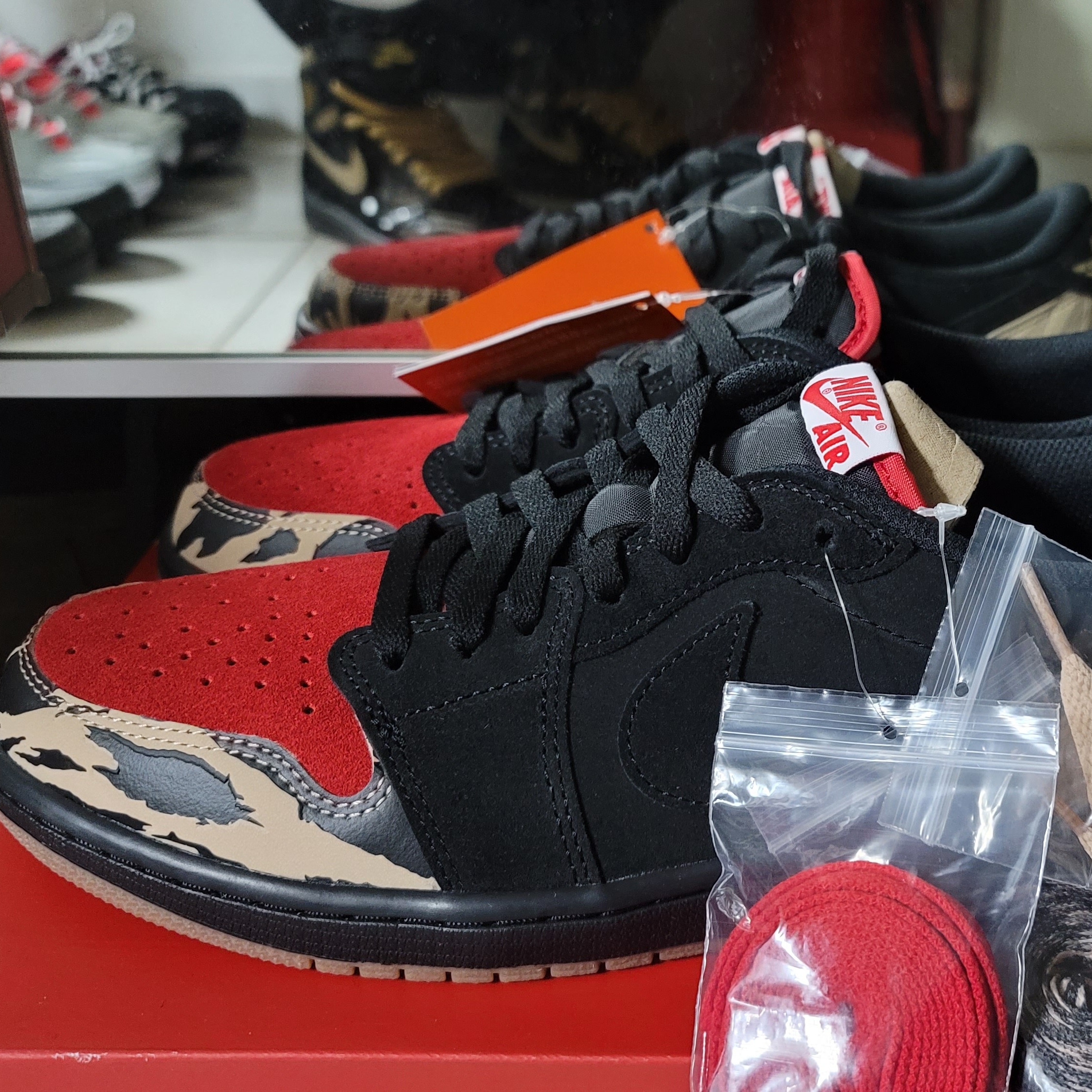 Jordan 1 x SoleFly Retro Low OG SP Black and Sport Red, Jordan 1 Retro High OG Metallic Gold 착용 스타일 - 4