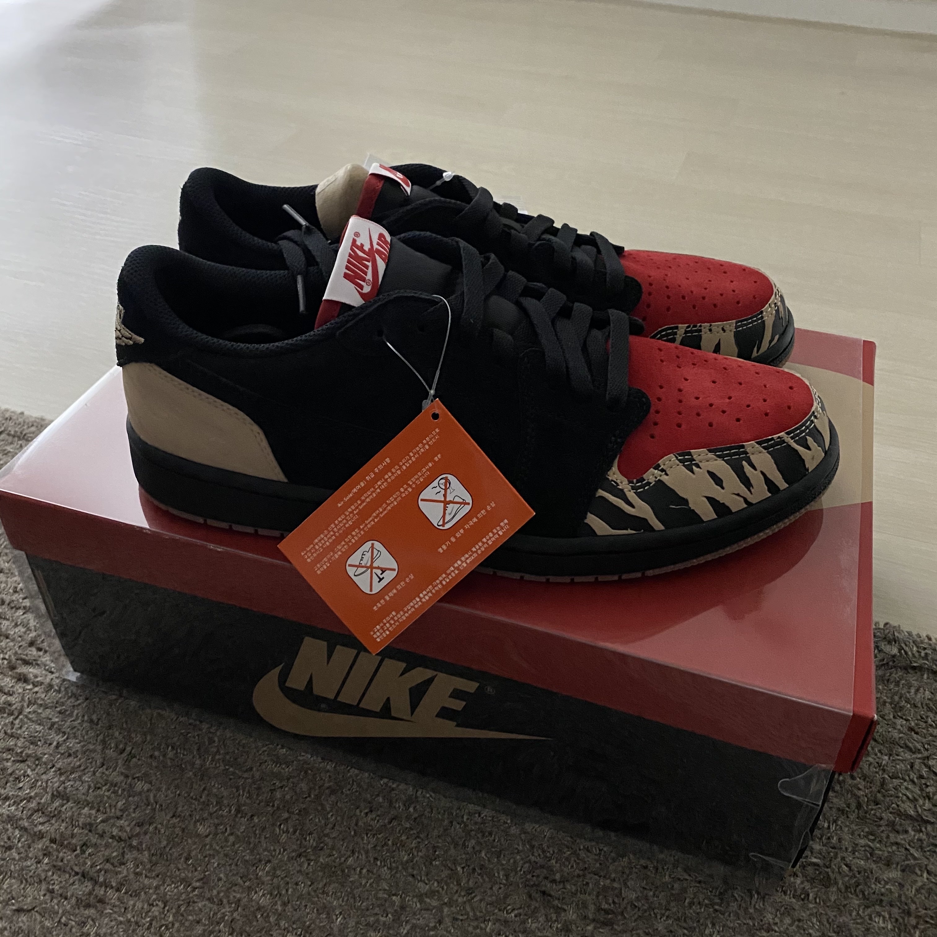 Jordan 1 x SoleFly Retro Low OG SP Black and Sport Red 착용 스타일 - 1