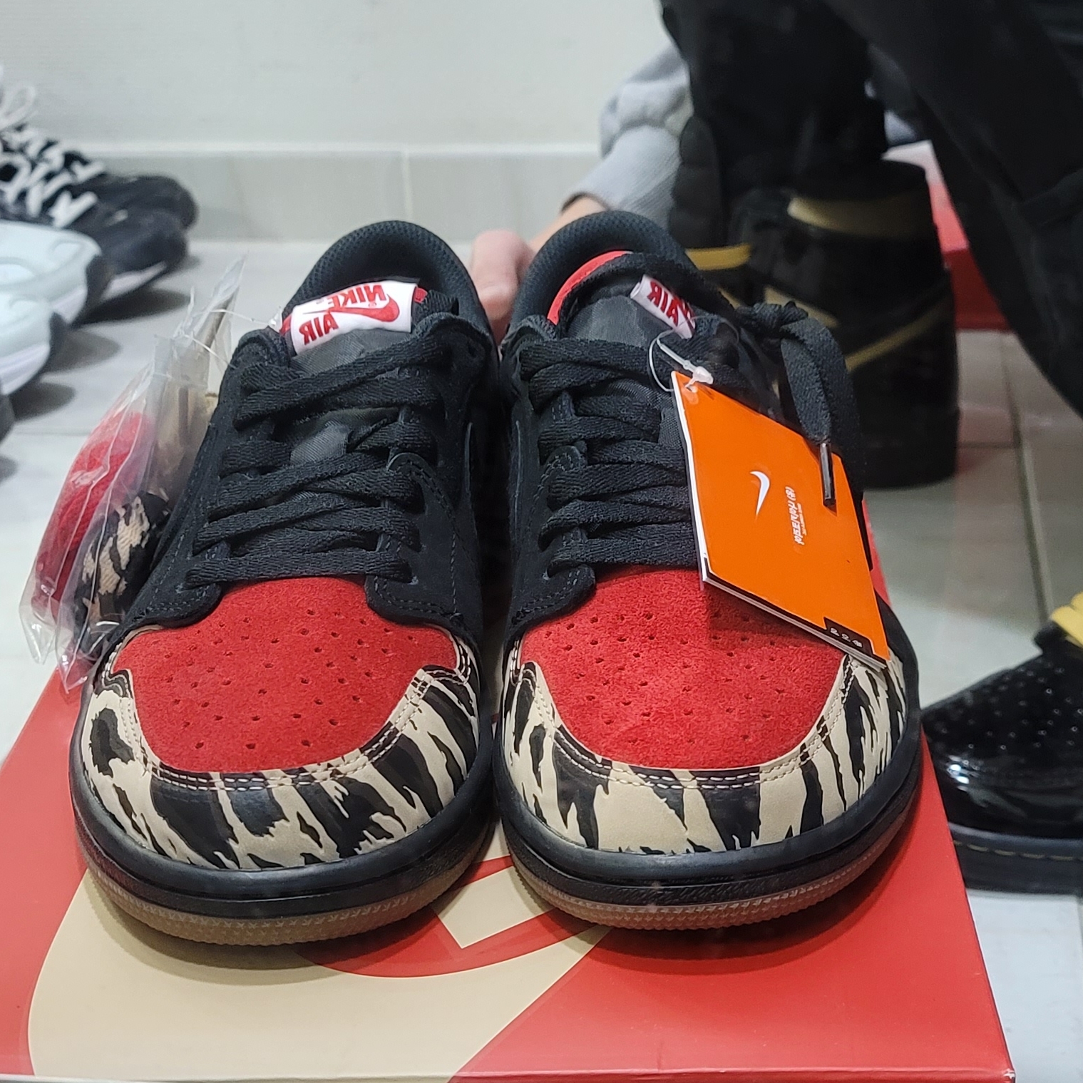 Jordan 1 x SoleFly Retro Low OG SP Black and Sport Red, Jordan 1 Retro High OG Metallic Gold 착용 스타일 - 2