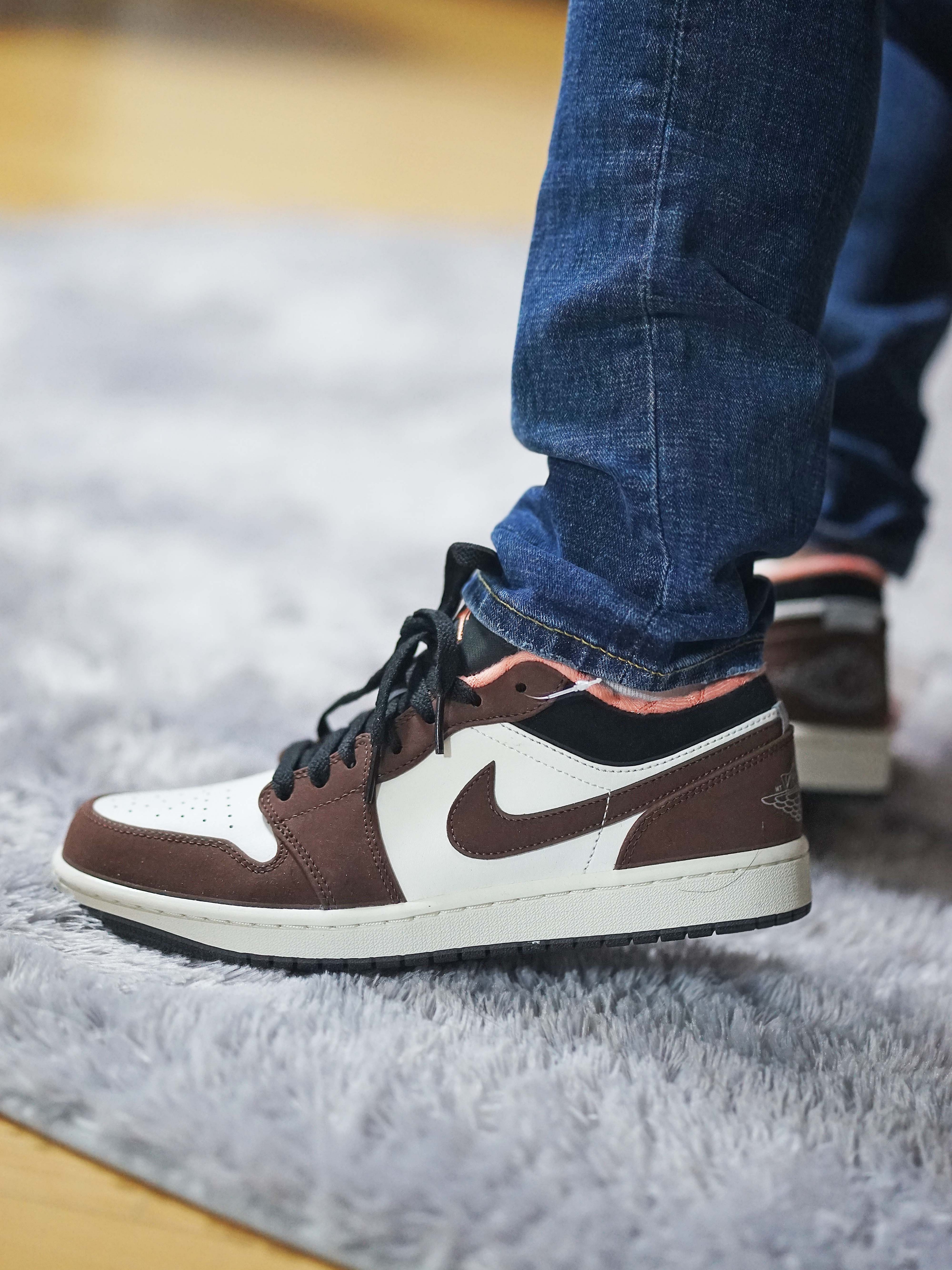 Jordan 1 Low SE Chocolate Bliss 착용 스타일 - 3