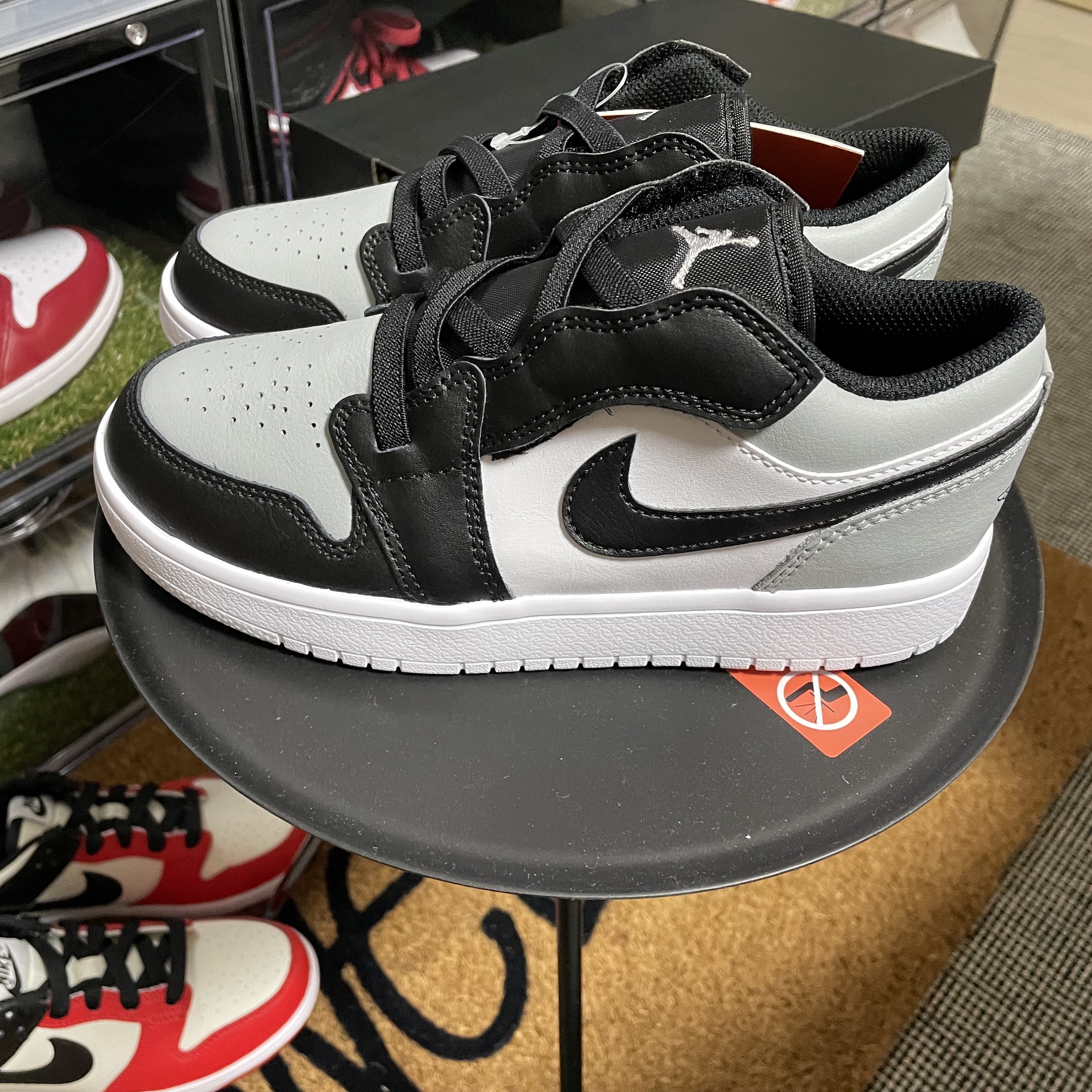 (PS) Jordan 1 Low Alt Light Smoke Grey Black, Helinox Table O Blackout Edition 착용 스타일 - 1