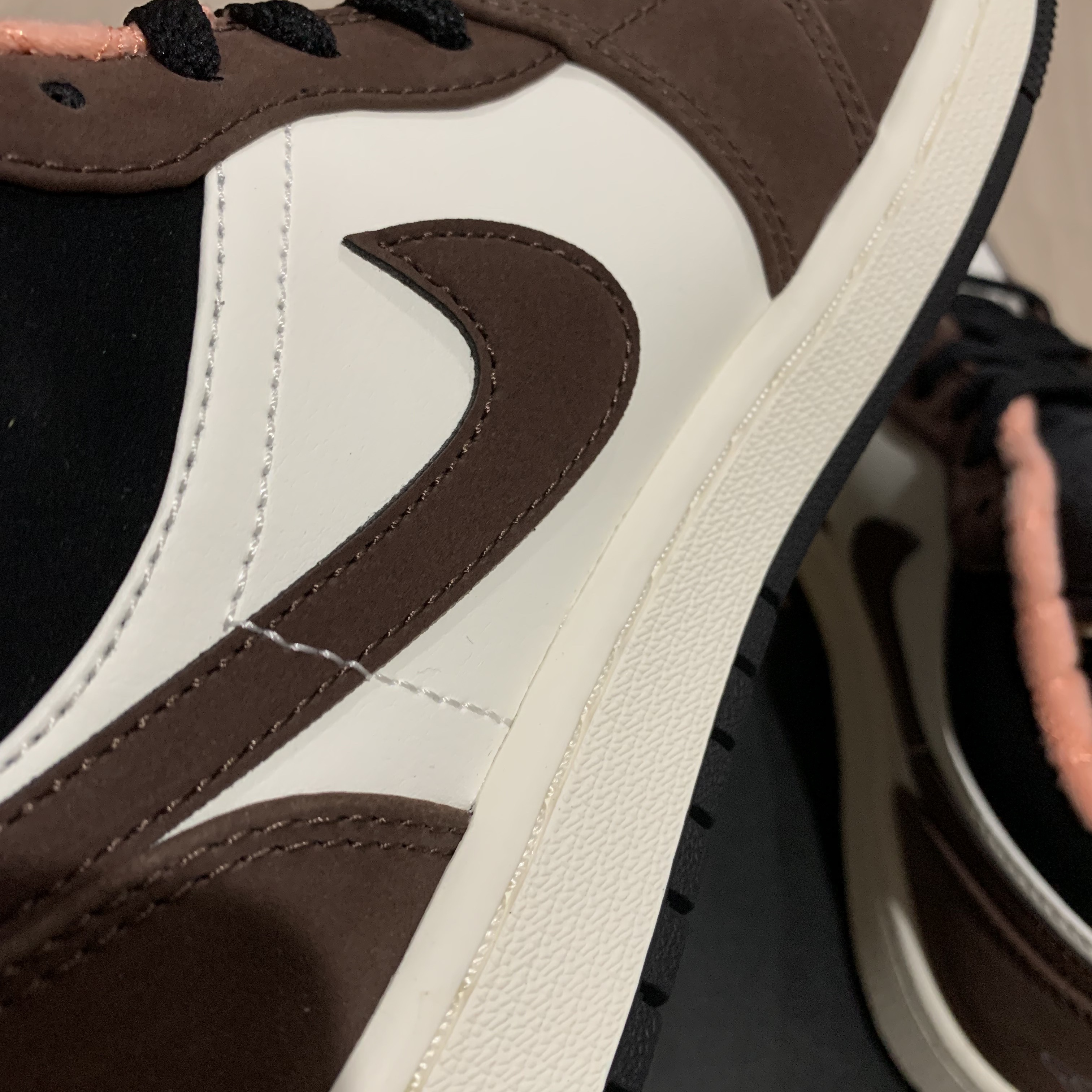 Jordan 1 Low SE Chocolate Bliss 착용 스타일 - 4