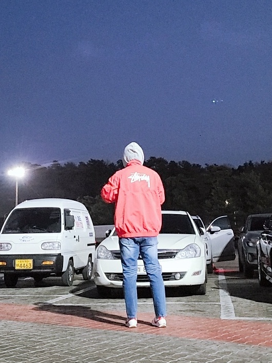 Nike x Stussy Windrunner Jacket Habanero Red, (W) Nike Daybreak Summit White University Red 착용 스타일 - 2