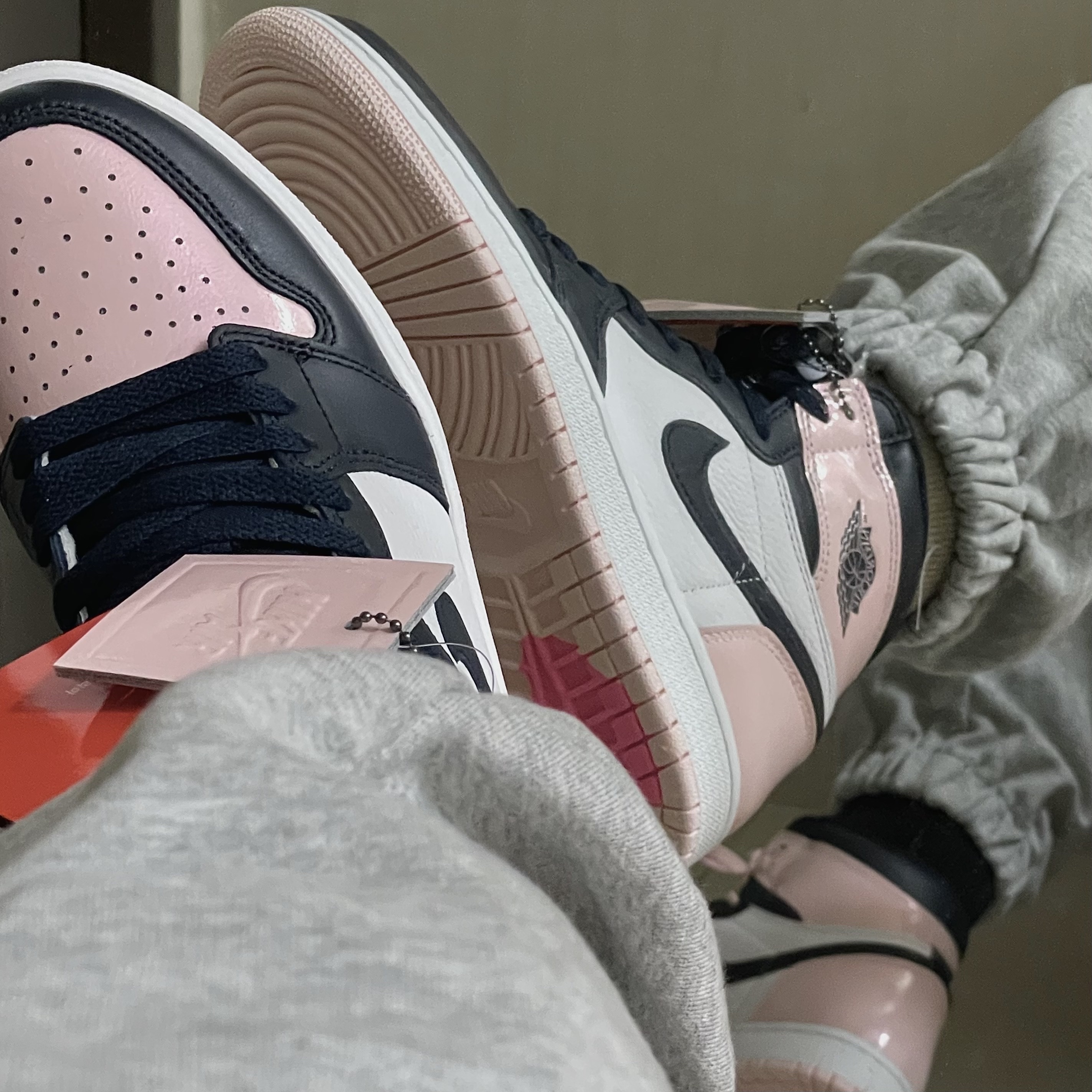 (W) Jordan 1 Retro High OG Atmosphere 착용 스타일 - 1