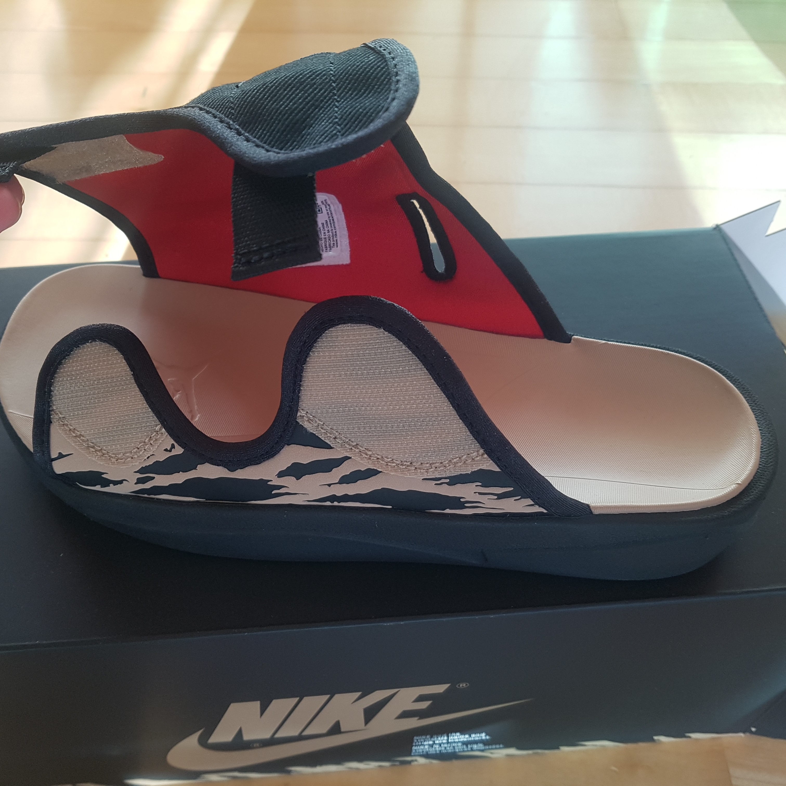 Jordan x SoleFly LS Slide SP Black and Sport Red 착용 스타일 - 5