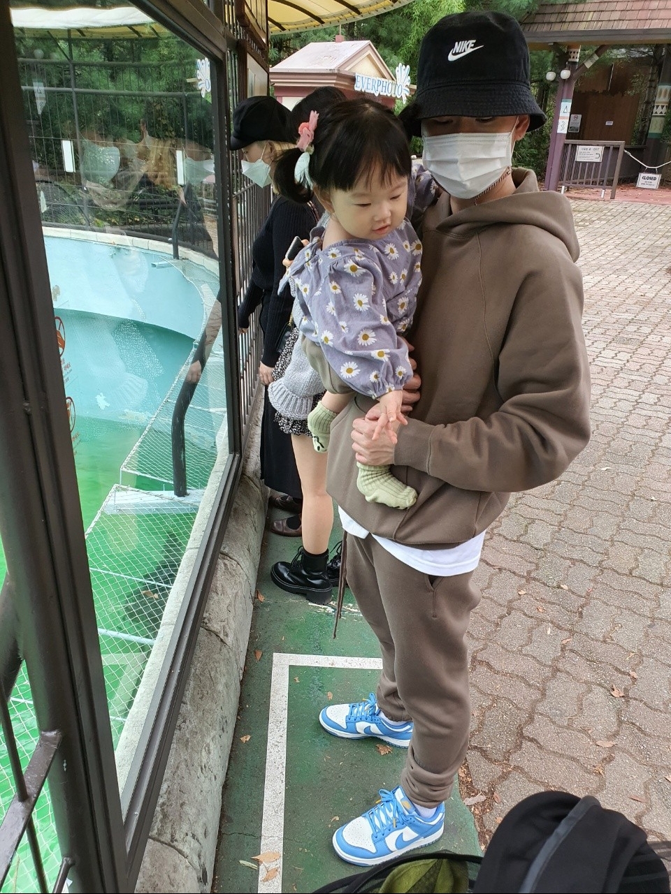 Essentials Pull-Over Hoodie Harvest - 21FW, Essentials Sweatpants Harvest - 21FW 착용 스타일