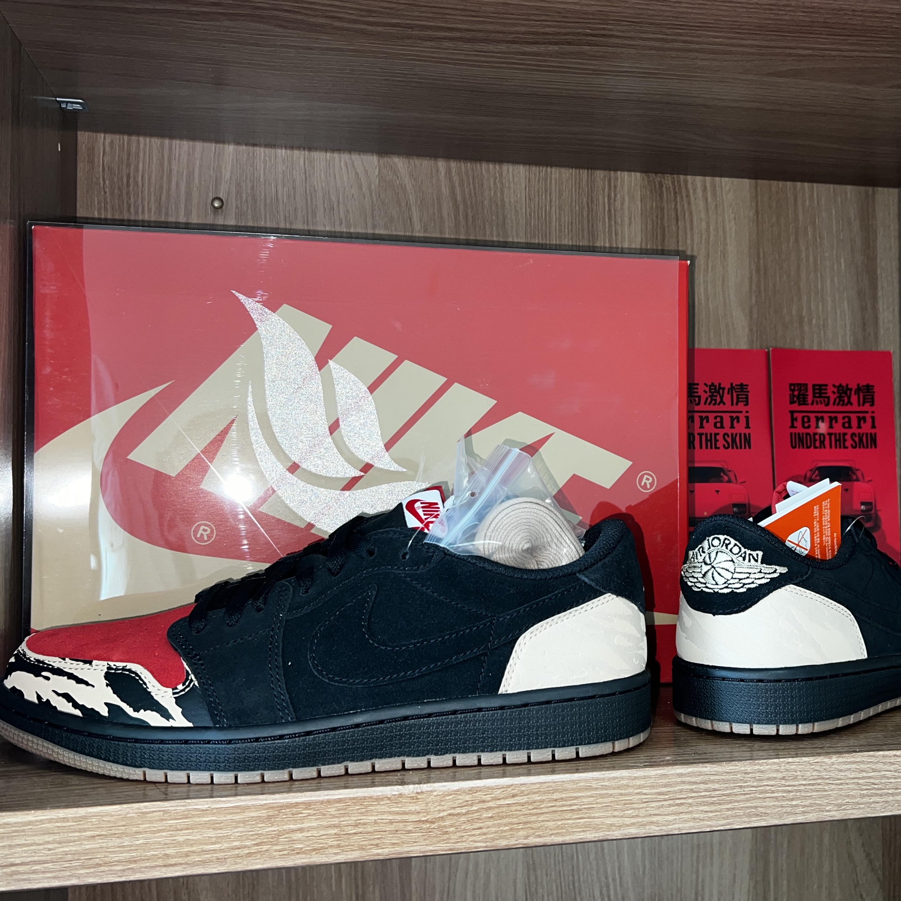 Jordan 1 x SoleFly Retro Low OG SP Black and Sport Red 착용 스타일 - 1