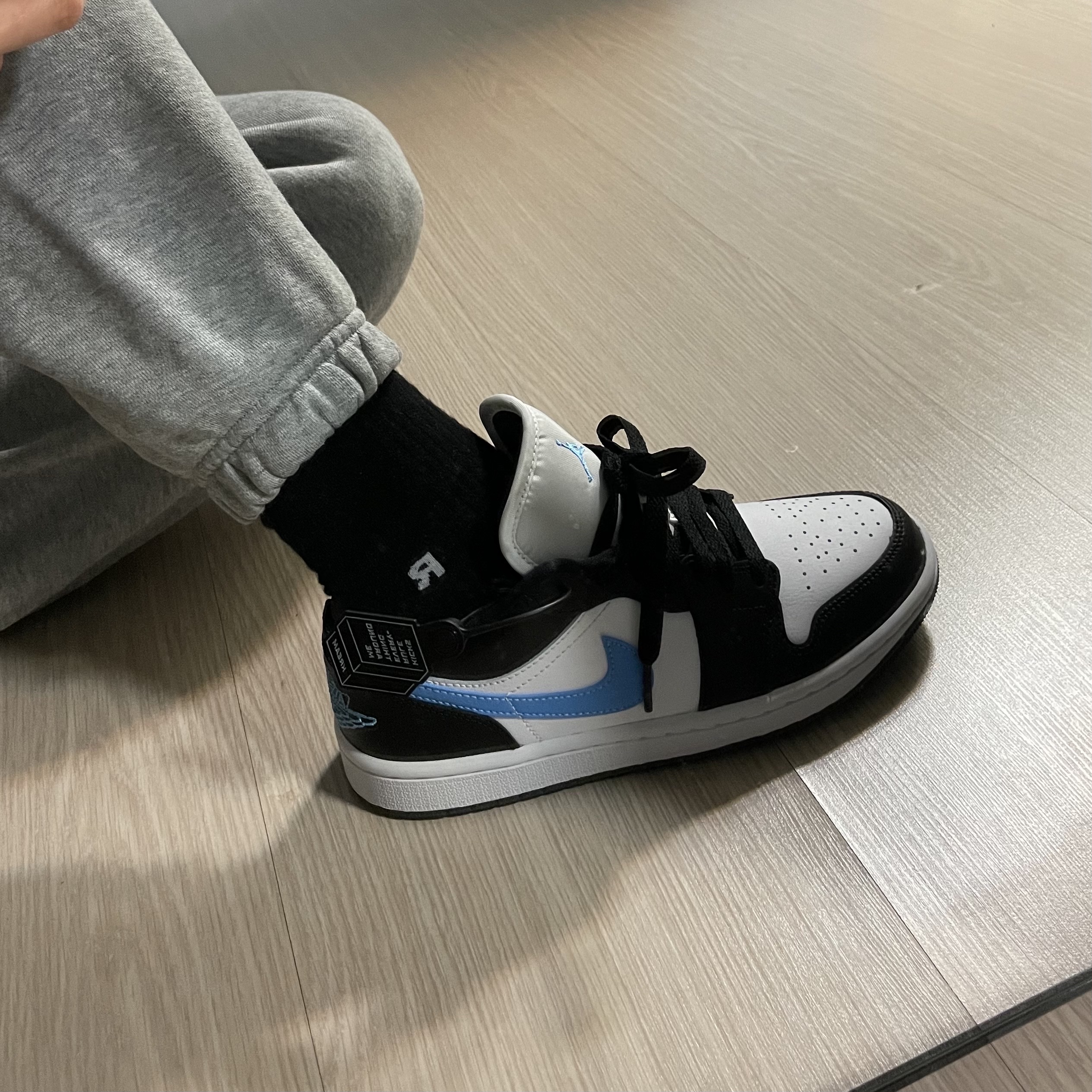 (W) Jordan 1 Low Black University Blue 착용 스타일 - 1