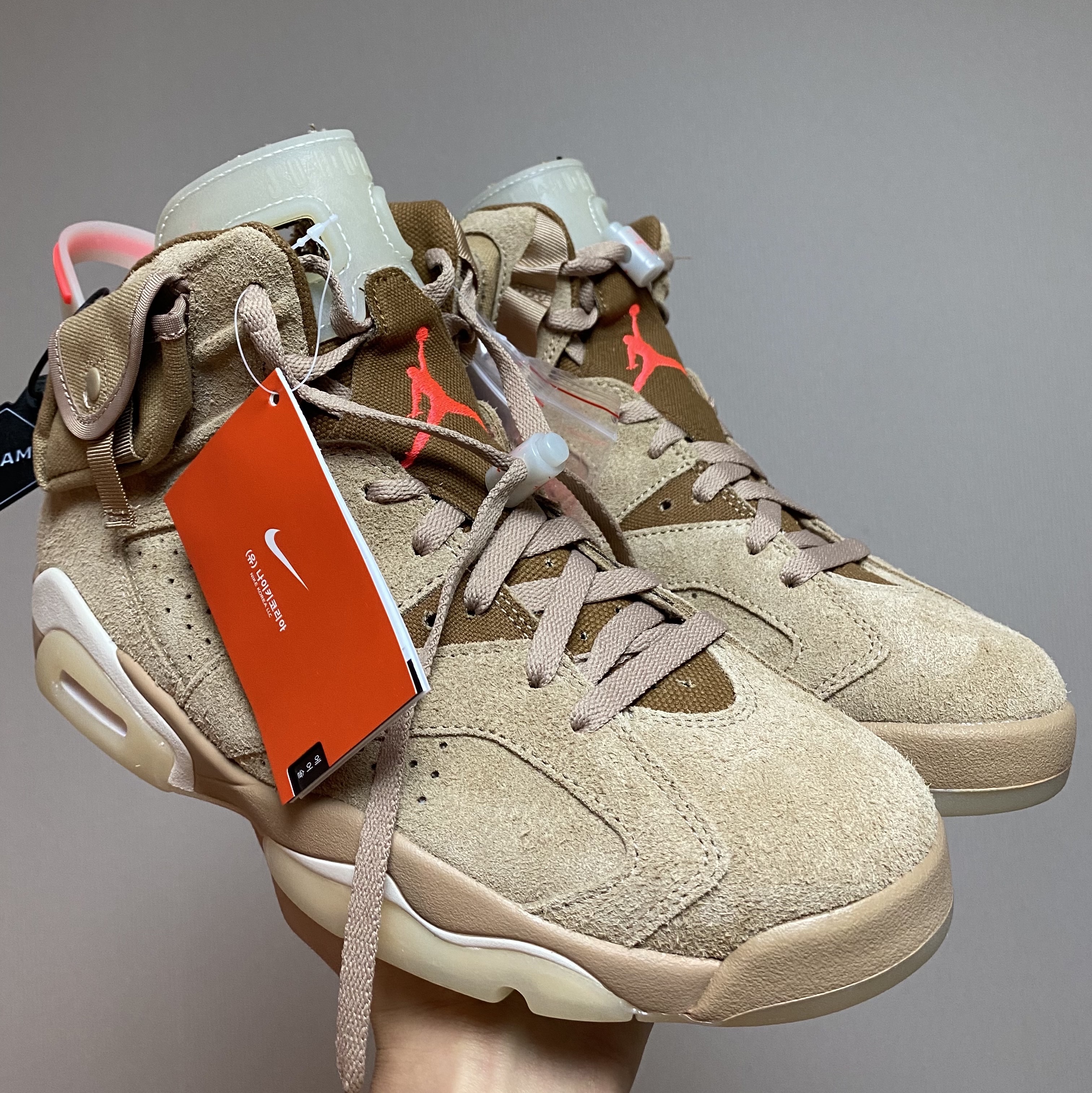 Jordan 6 x Travis Scott Retro SP British Khaki 착용 스타일 - 3