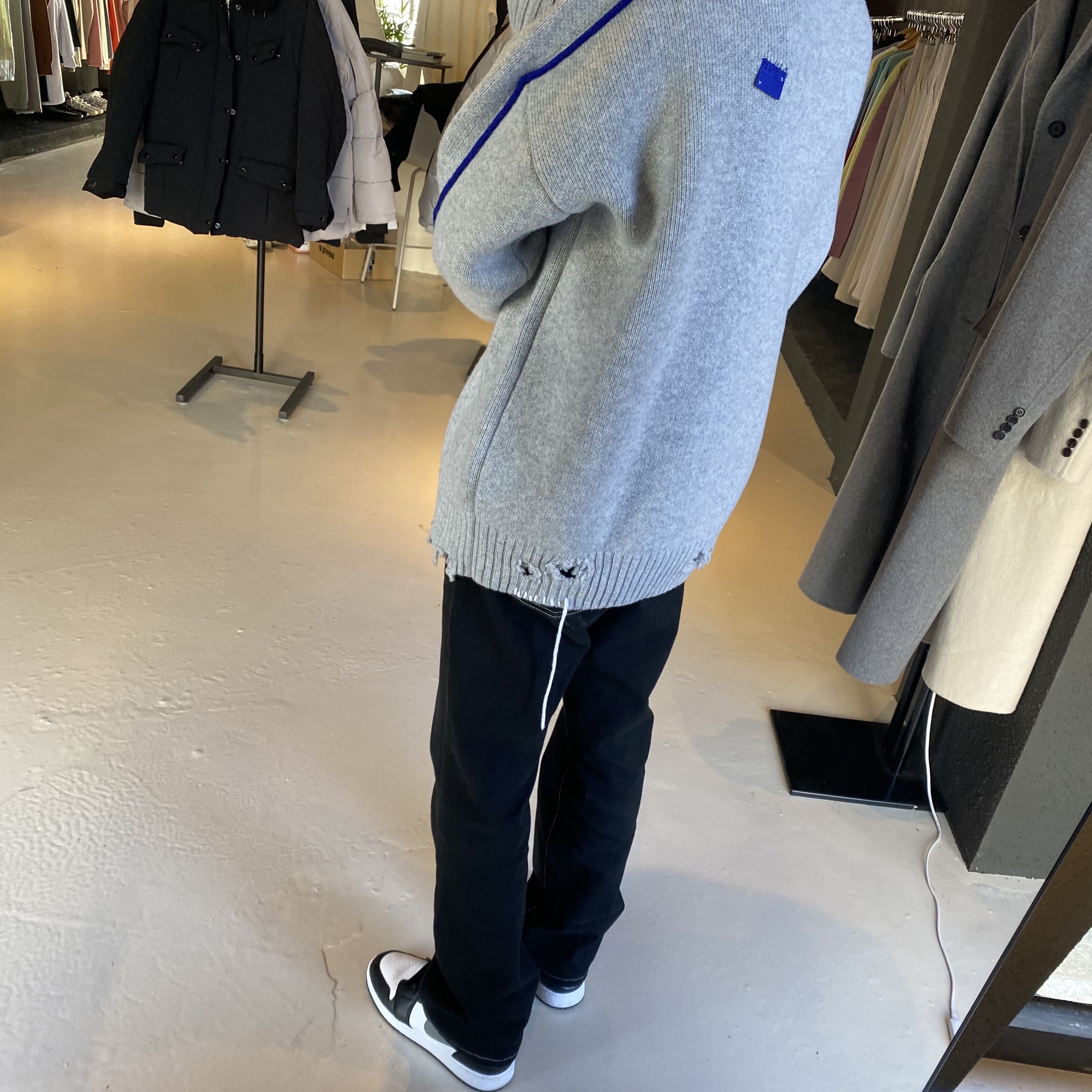 Zara x Ader Error Oversize Sweater Grey, Jordan 1 Low Black Particle Grey 착용 스타일 - 3