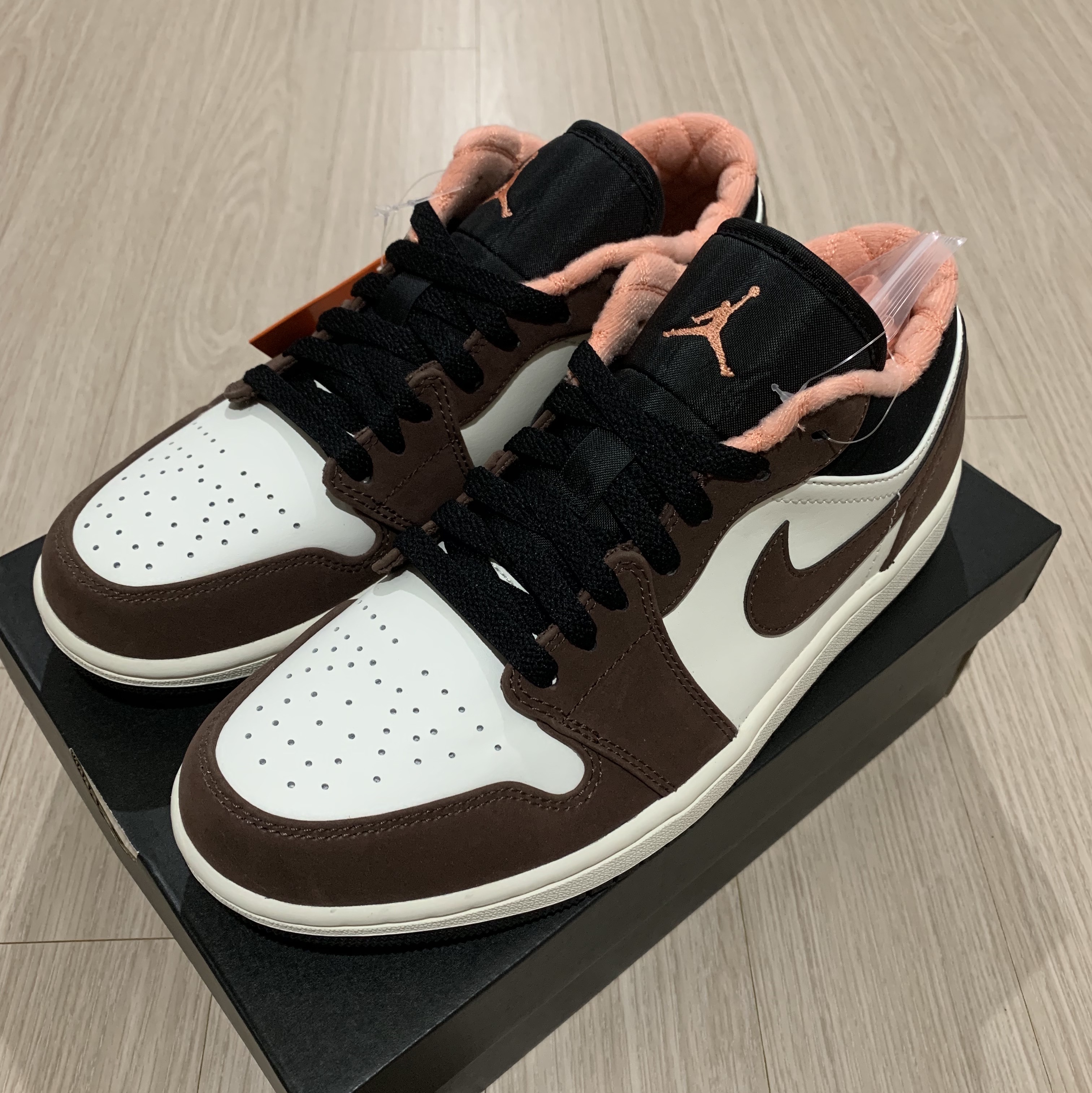 Jordan 1 Low SE Chocolate Bliss 착용 스타일 - 1
