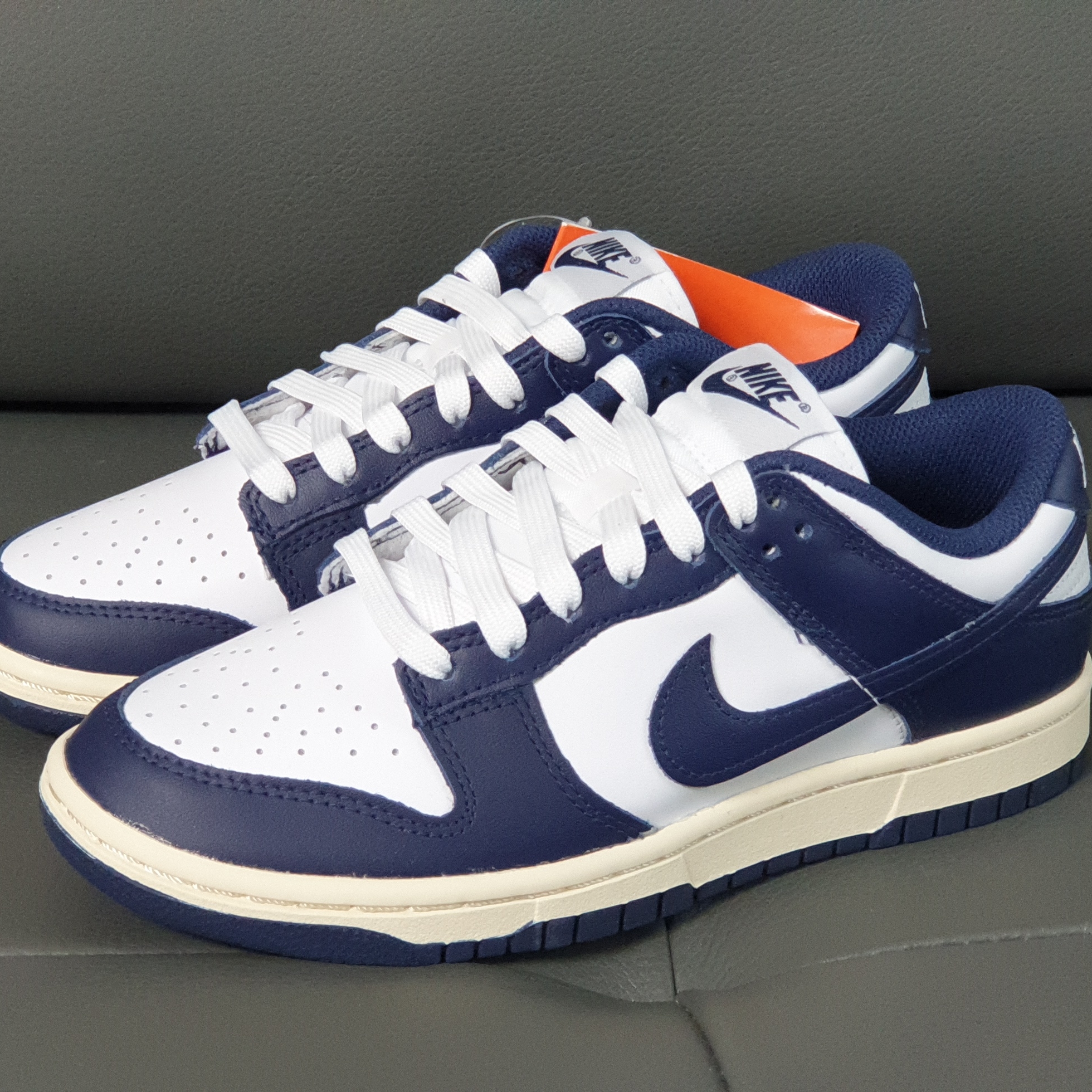 (W) Nike Dunk Low Vintage Midnight Navy 착용 스타일 - 1