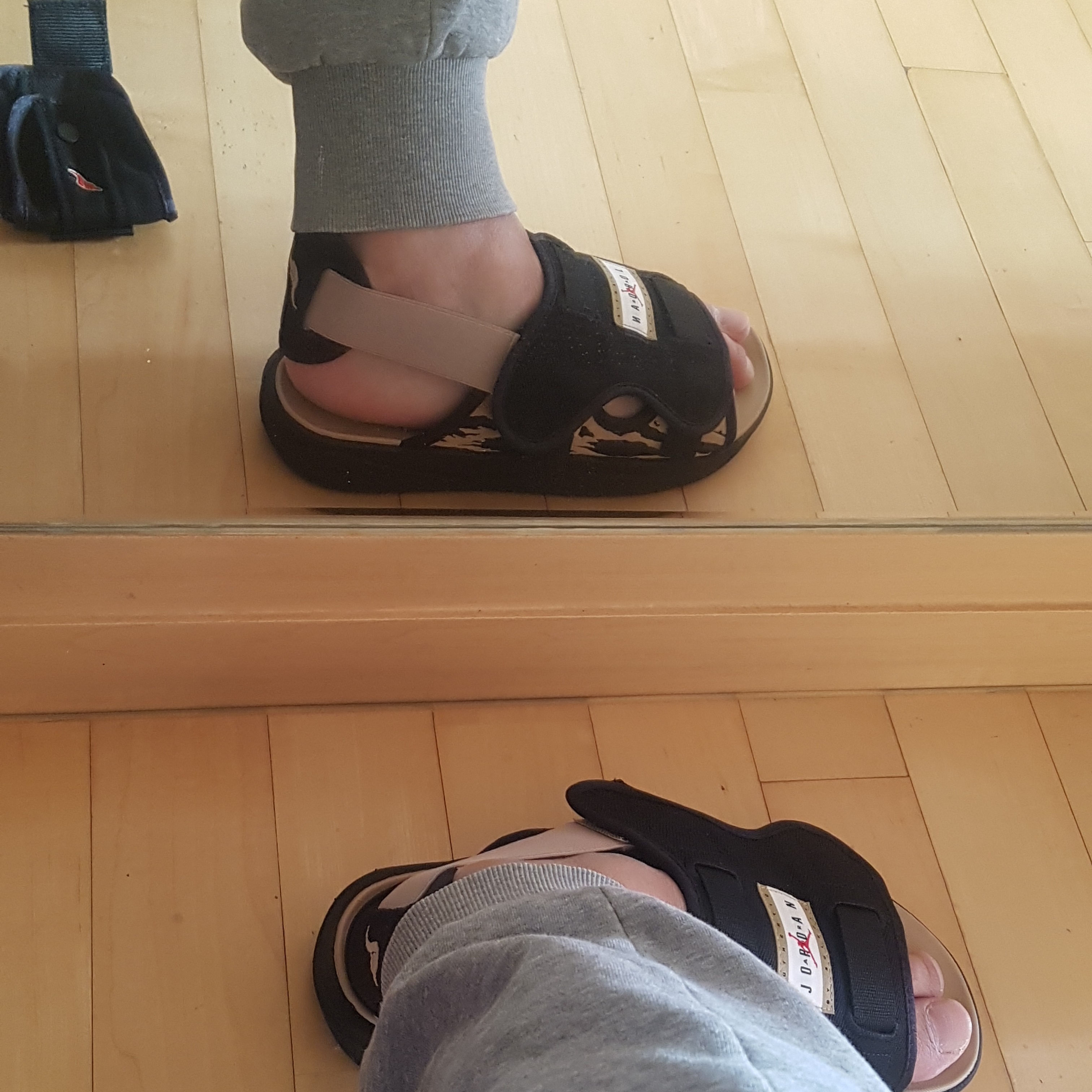Jordan x SoleFly LS Slide SP Black and Sport Red 착용 스타일 - 3