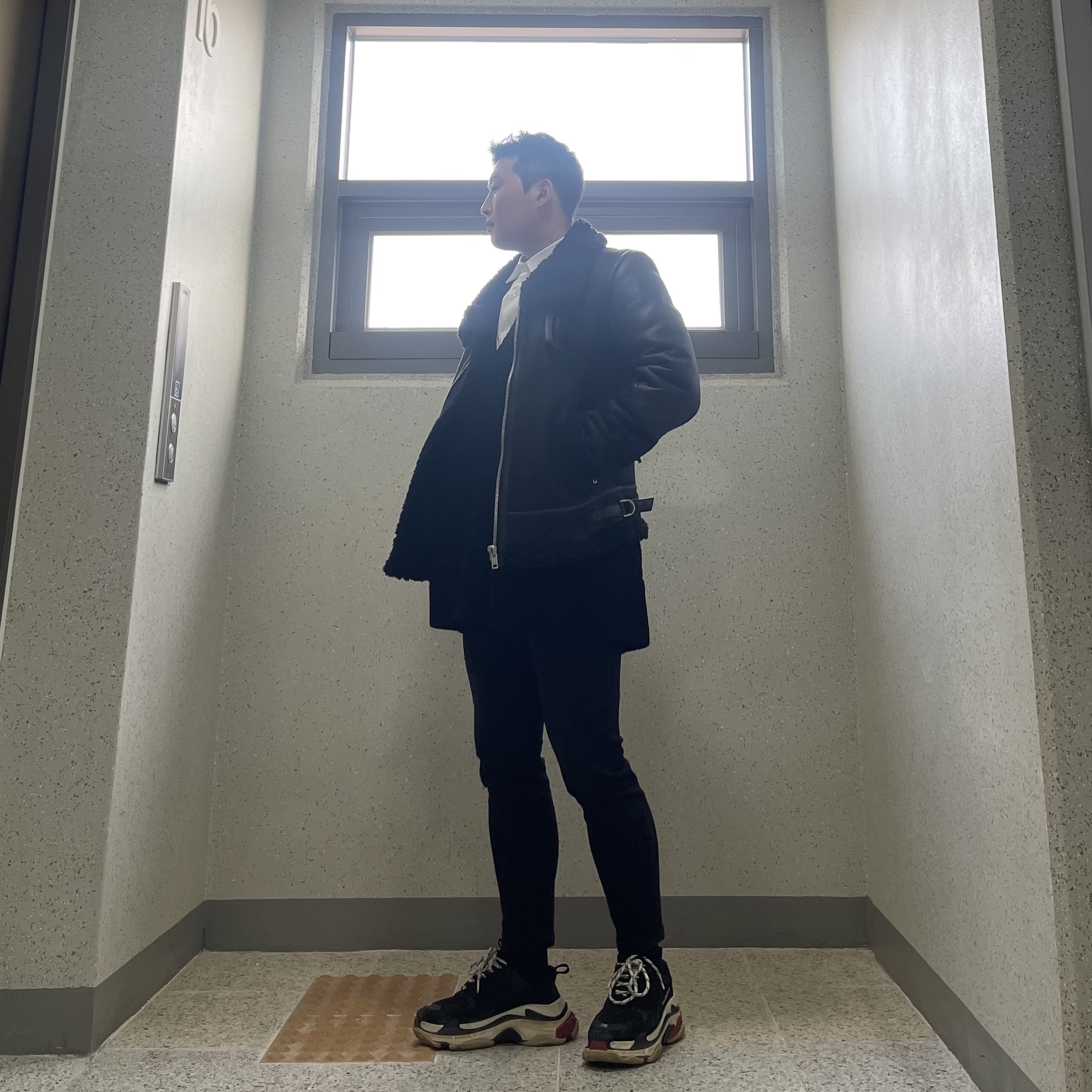 (W) Balenciaga Triple S Trainer Black White Red 착용 스타일 - 3
