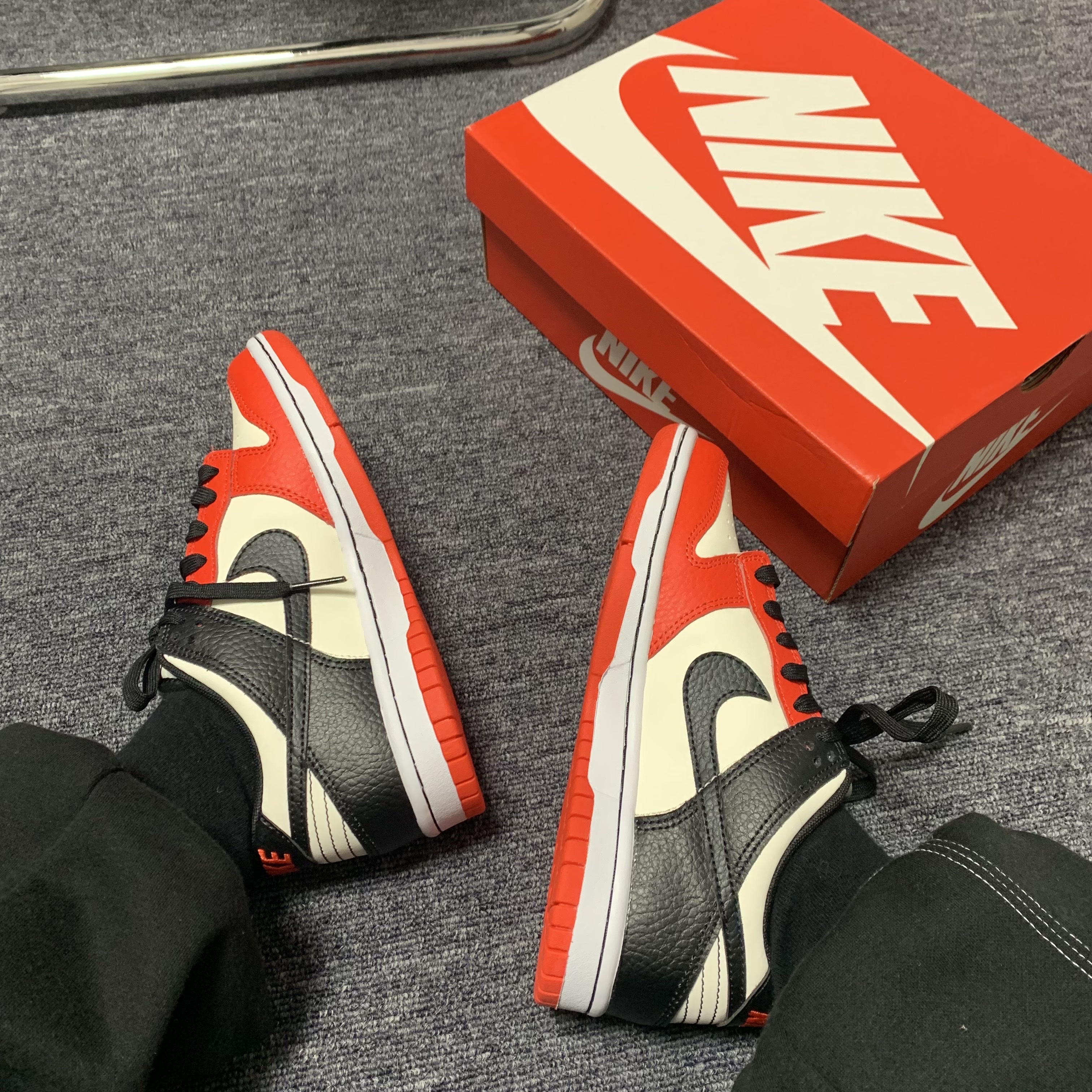 (GS) Nike x NBA Dunk Low Black and Chile Red 착용 스타일 - 2