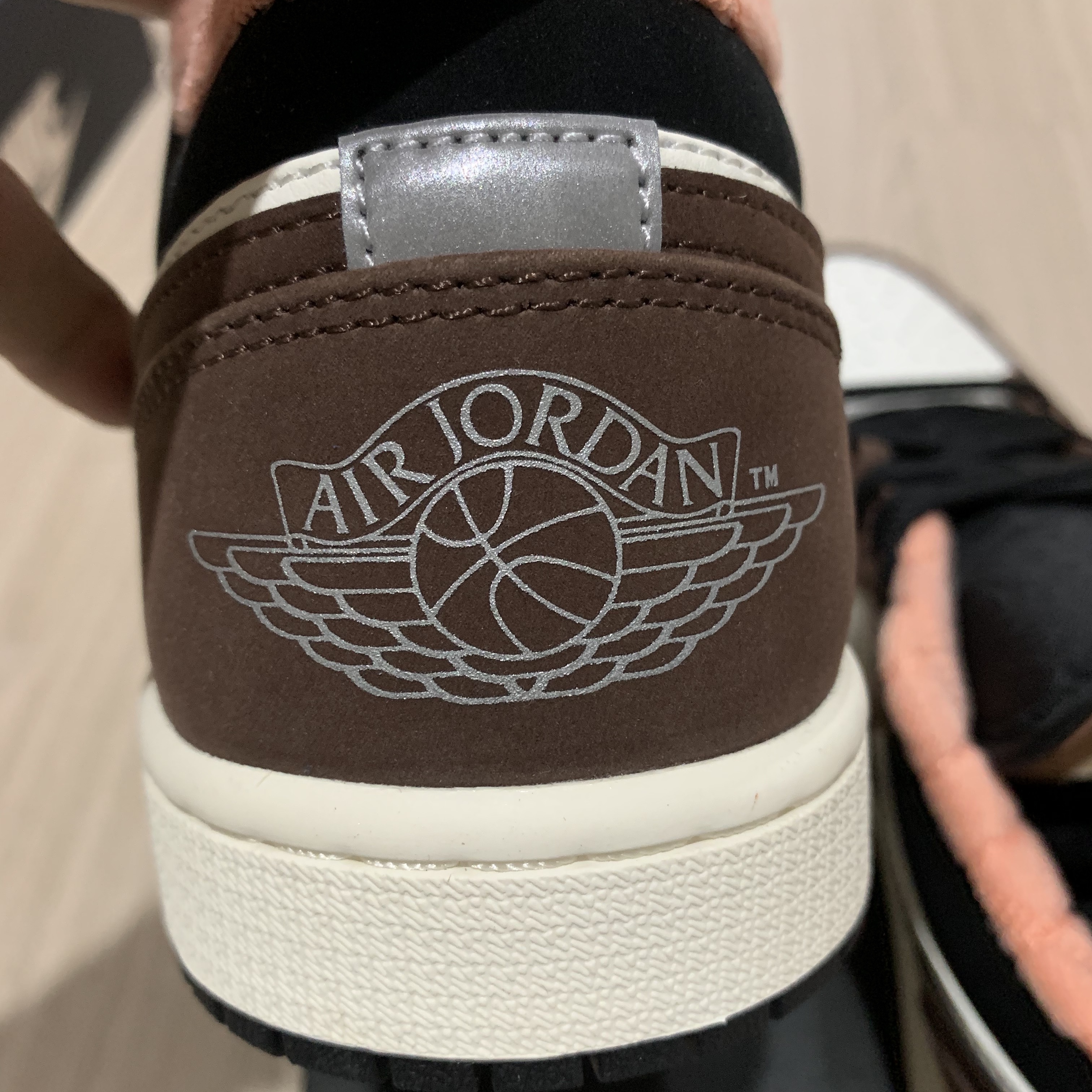 Jordan 1 Low SE Chocolate Bliss 착용 스타일 - 3