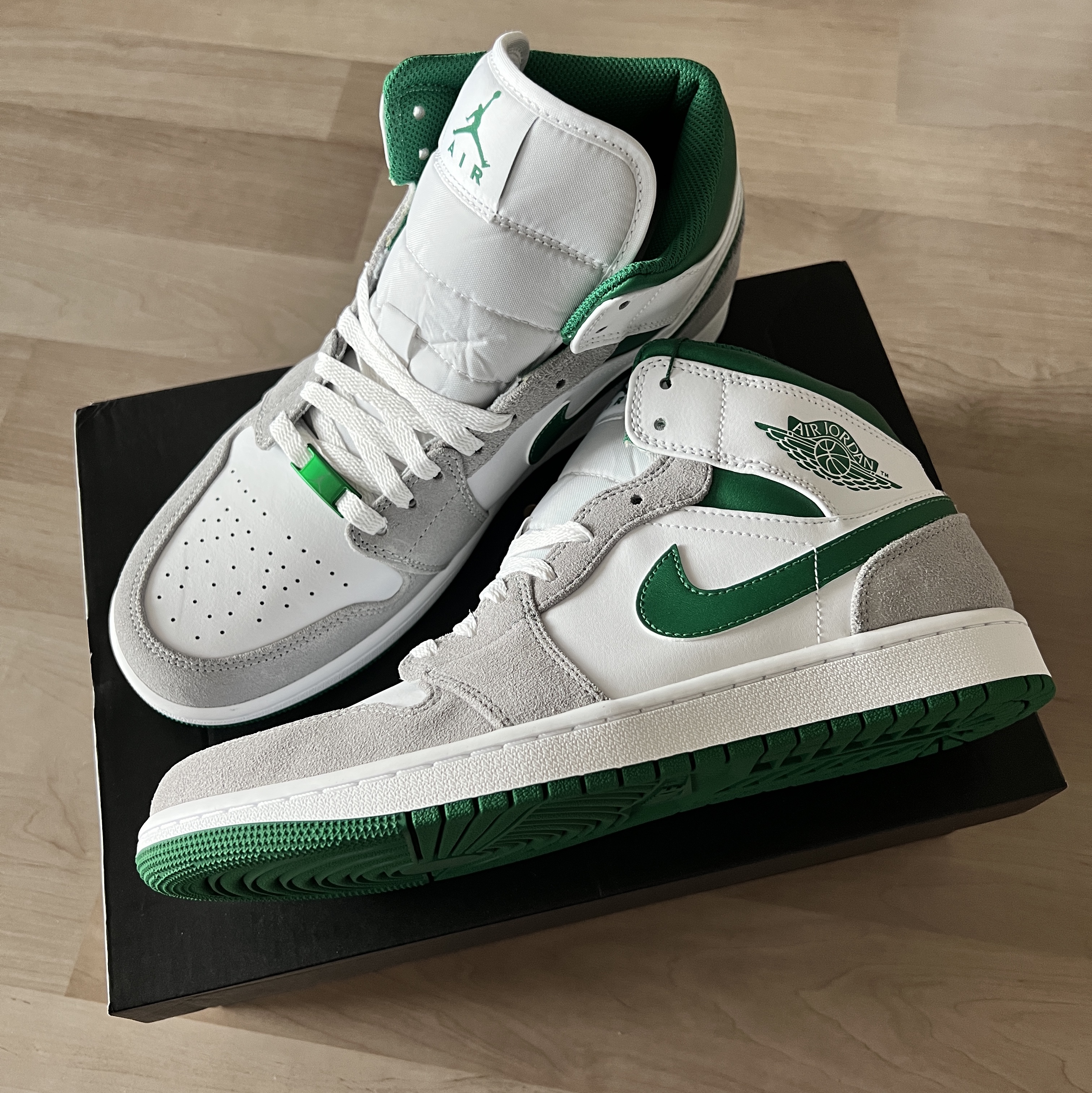 Jordan 1 Mid SE Pine Green Light Smoke Grey 착용 스타일 - 1
