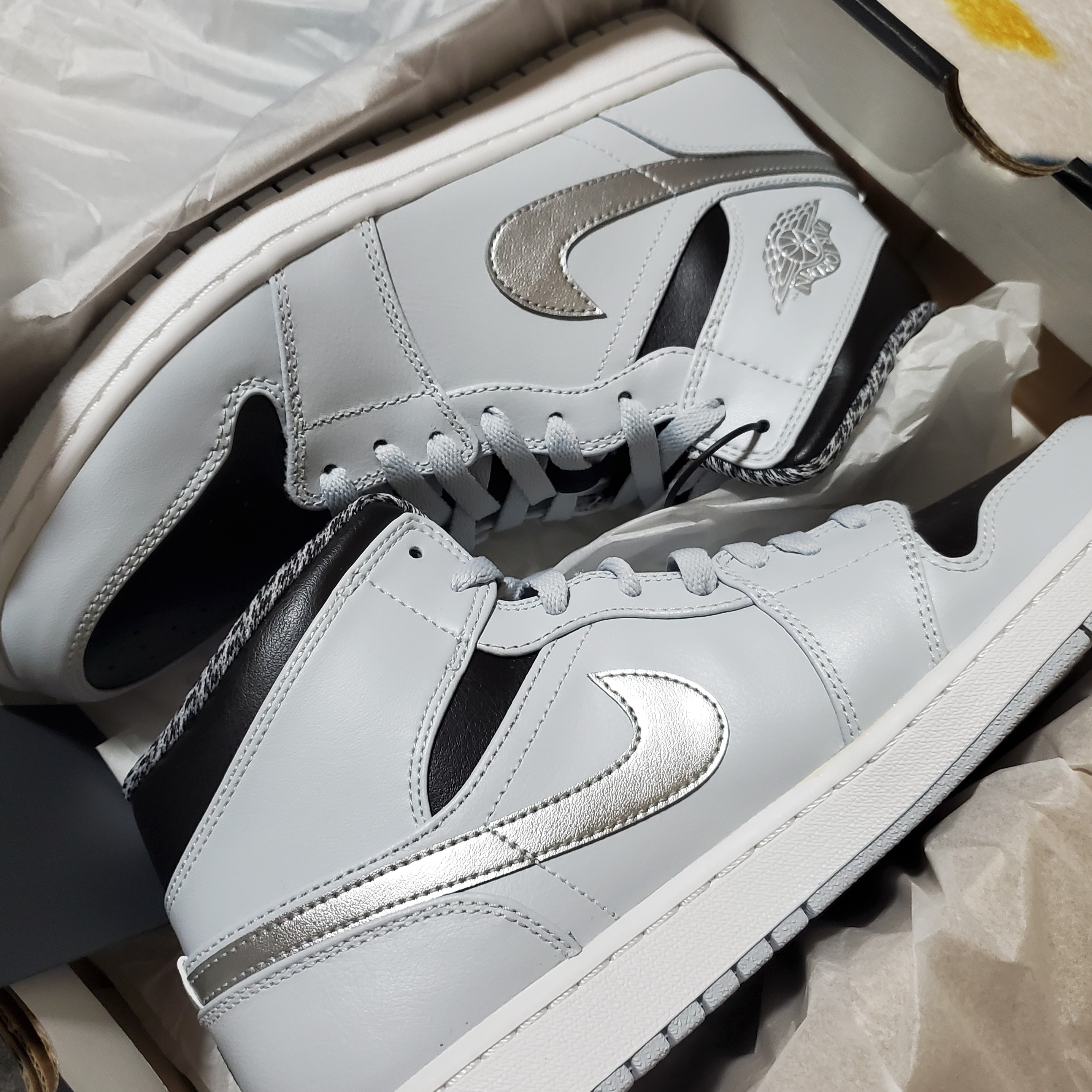 Jordan 1 Mid Pure Platinum Metallic Silver 착용 스타일 - 1