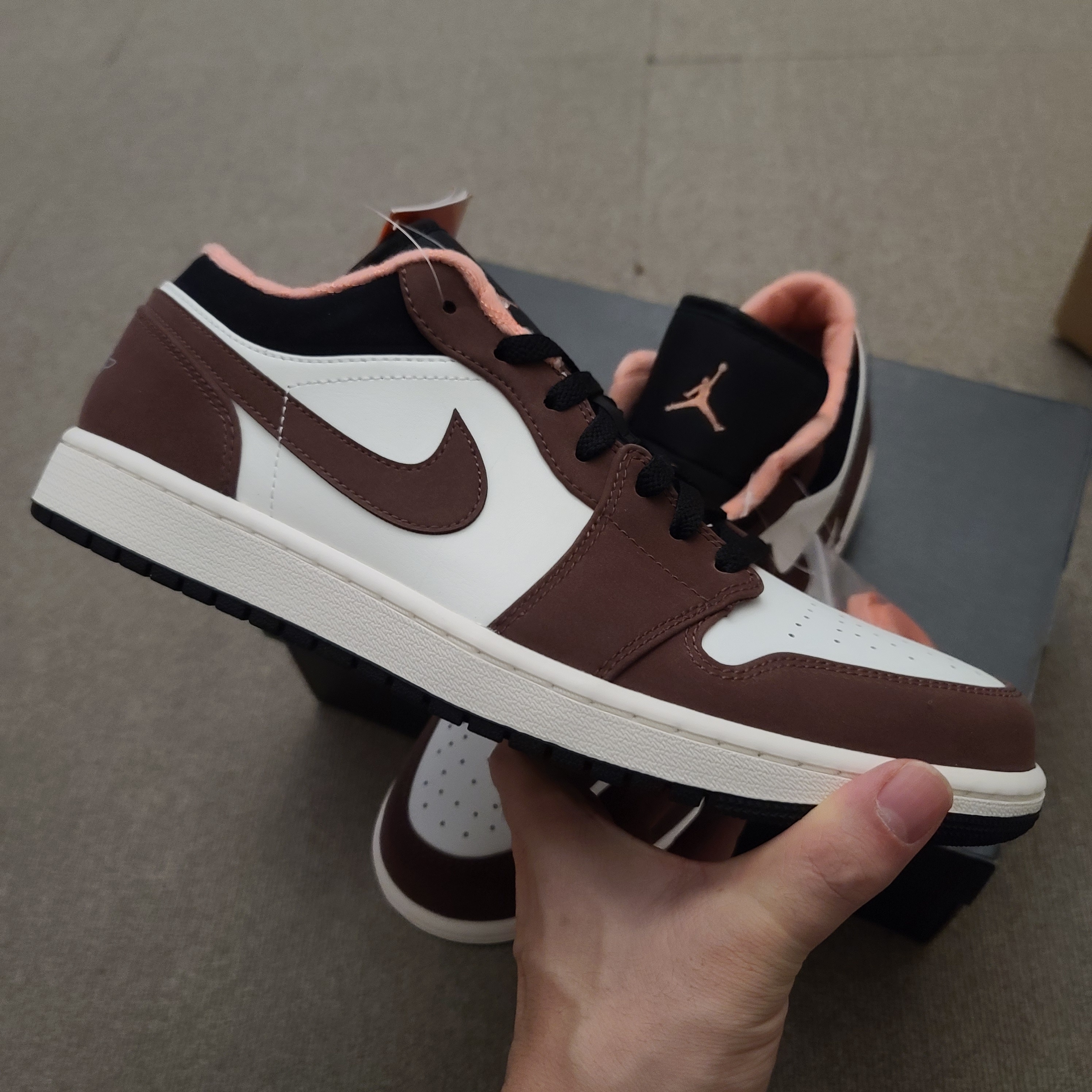 Jordan 1 Low SE Chocolate Bliss 착용 스타일 - 3