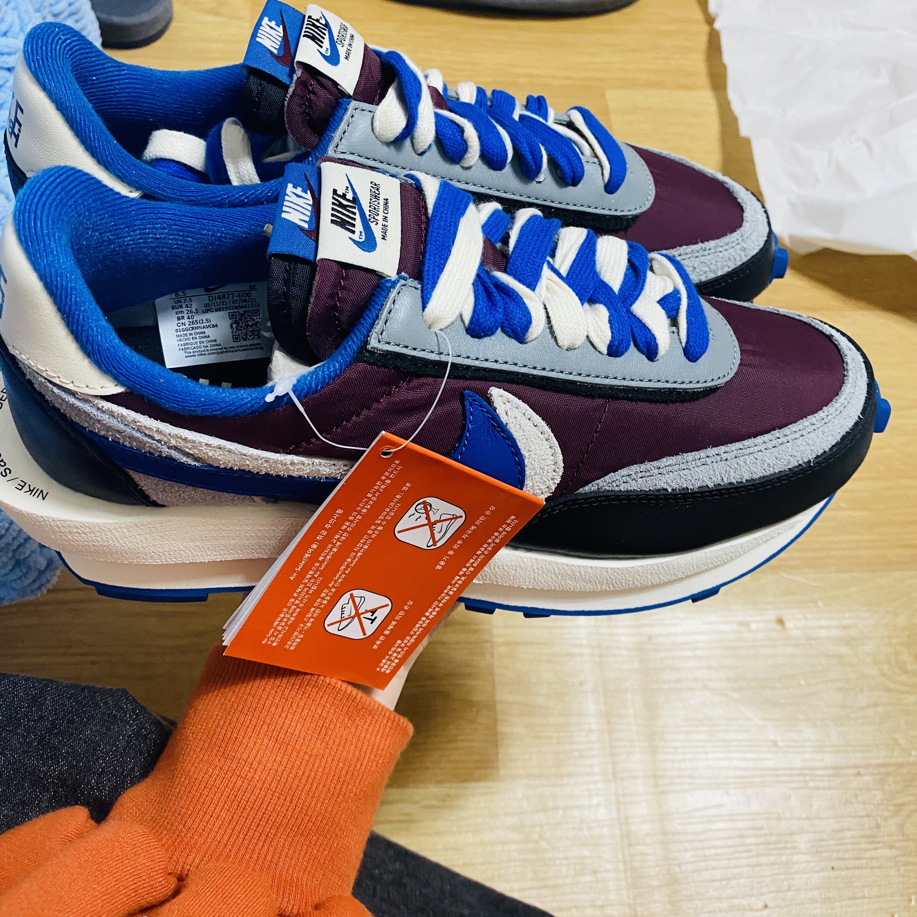 Nike x Sacai x Undercover LDWaffle Night Maroon Team Royal 착용 스타일