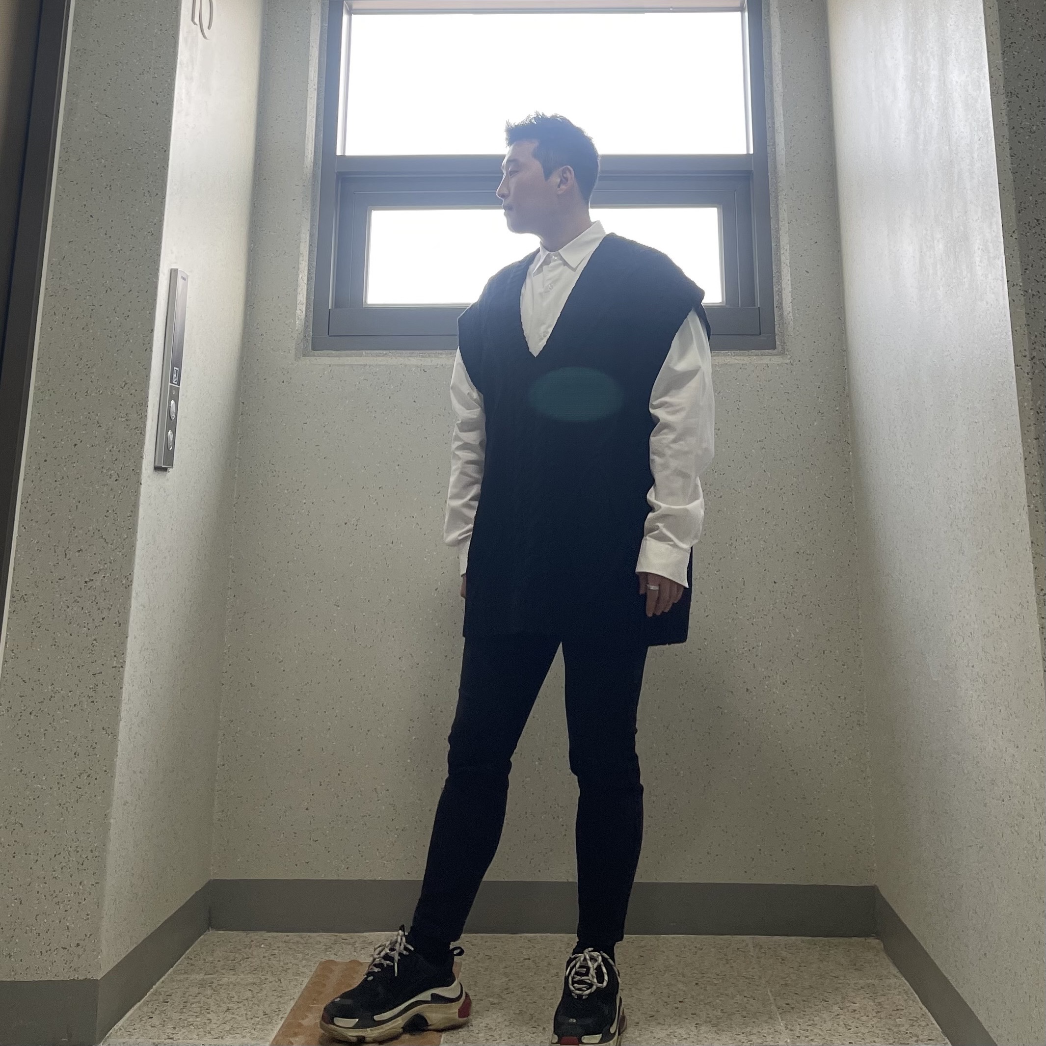 (W) Balenciaga Triple S Trainer Black White Red 착용 스타일 - 1