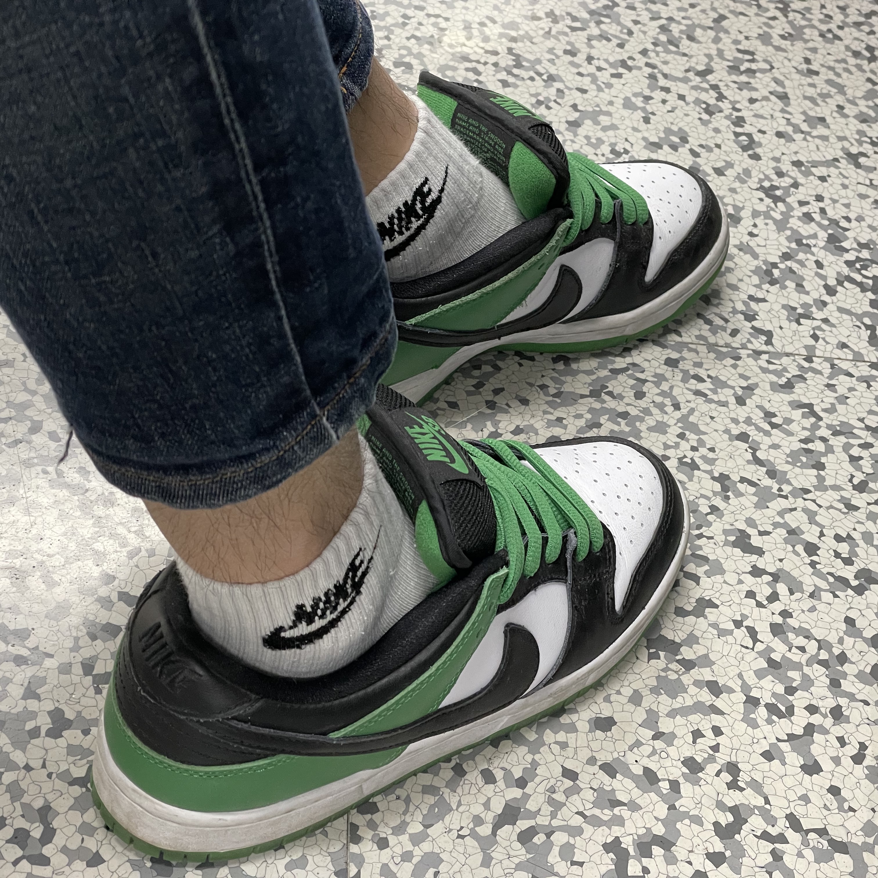 Nike SB Dunk Low Pro Black and Classic Green 착용 스타일
