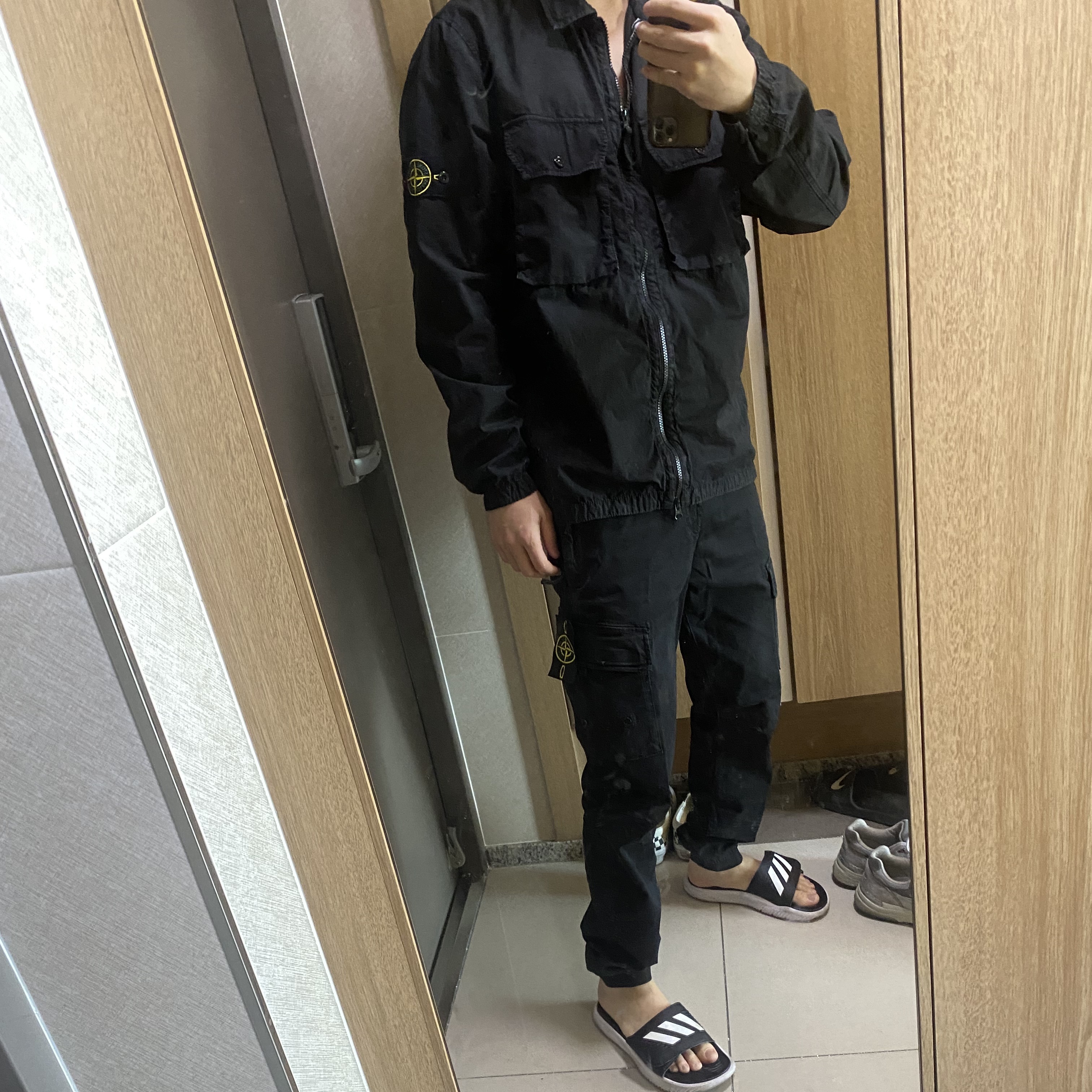 Stone Island 313L1 Old Dye Treatment Cargo Pants Black - 21FW 착용 스타일
