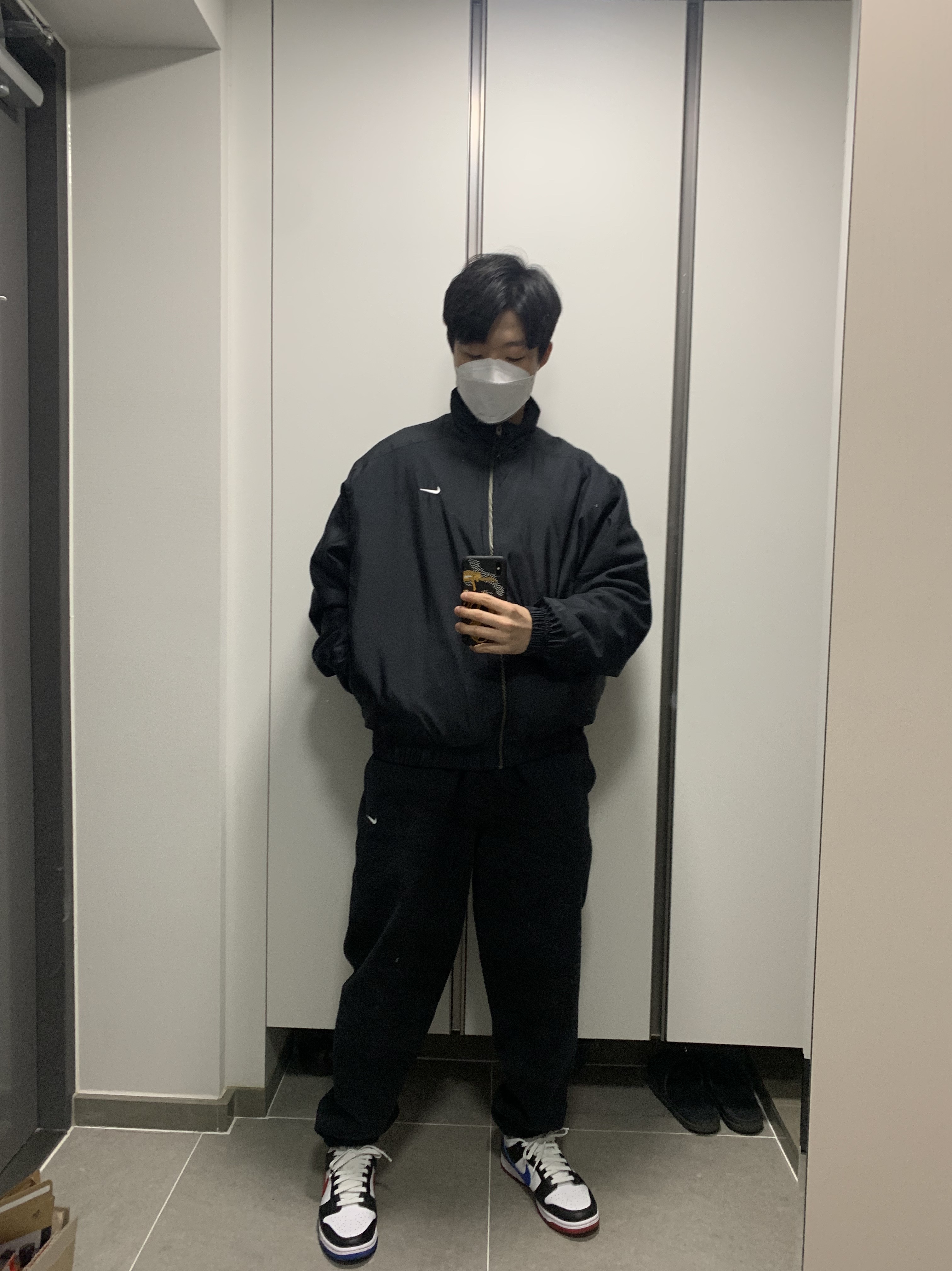 Nike NRG Solo Swoosh Satin Bomber Jacket Black Kumquat - US/EU, Nike NRG Solo Swoosh Fleece Pants Black - US/EU 착용 스타일