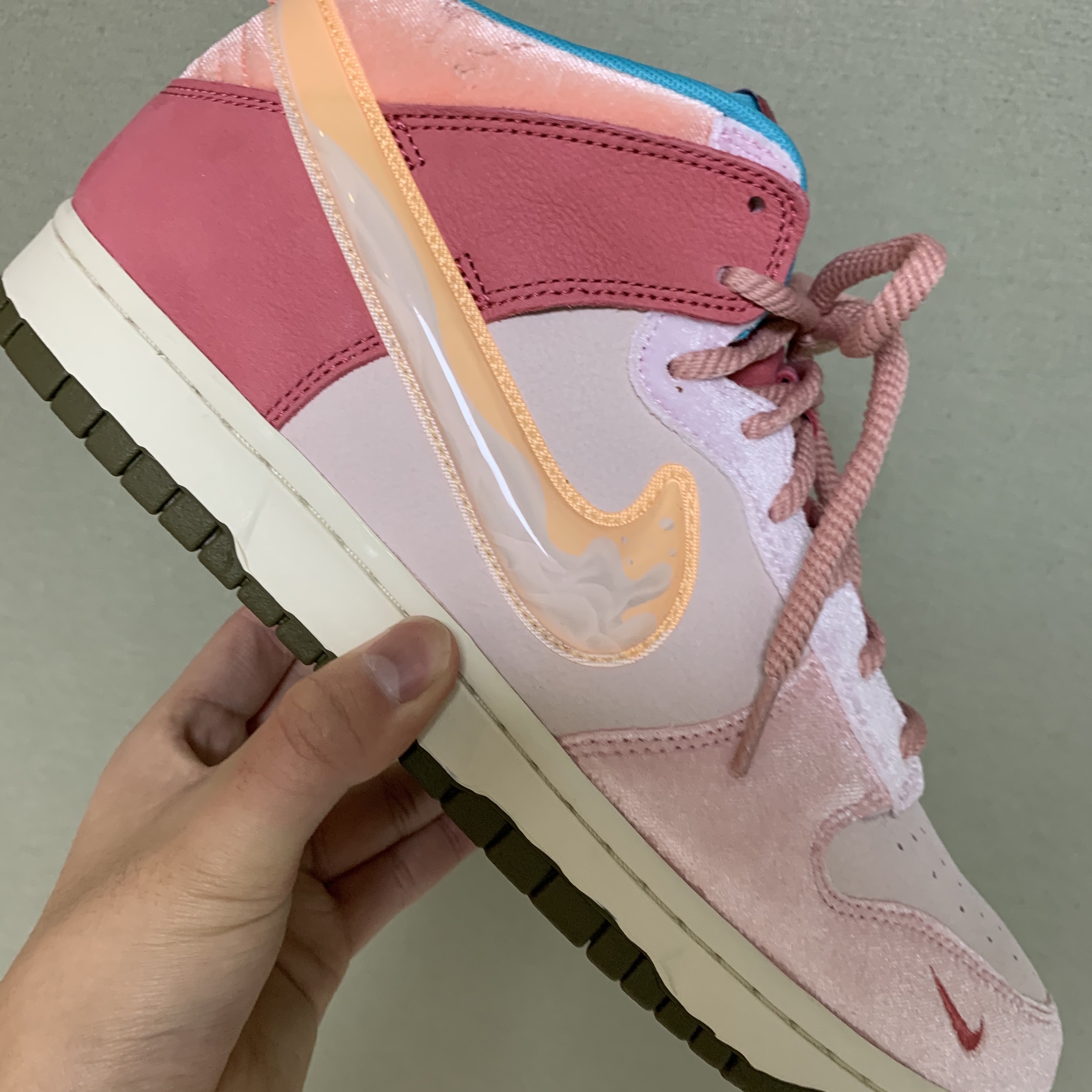 Nike x Social Status Dunk Mid Free Lunch Strawberry Milk 착용 스타일 - 5