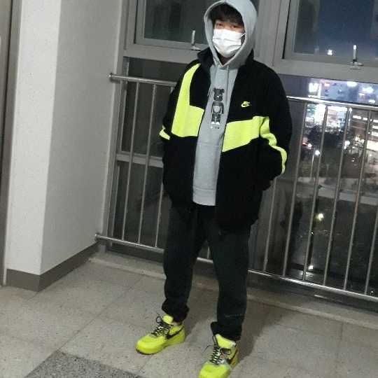 Nike x Off-White Air Force 1 Low Volt, Nike Big Swoosh Full Zip Jacket Black Volt 착용 스타일