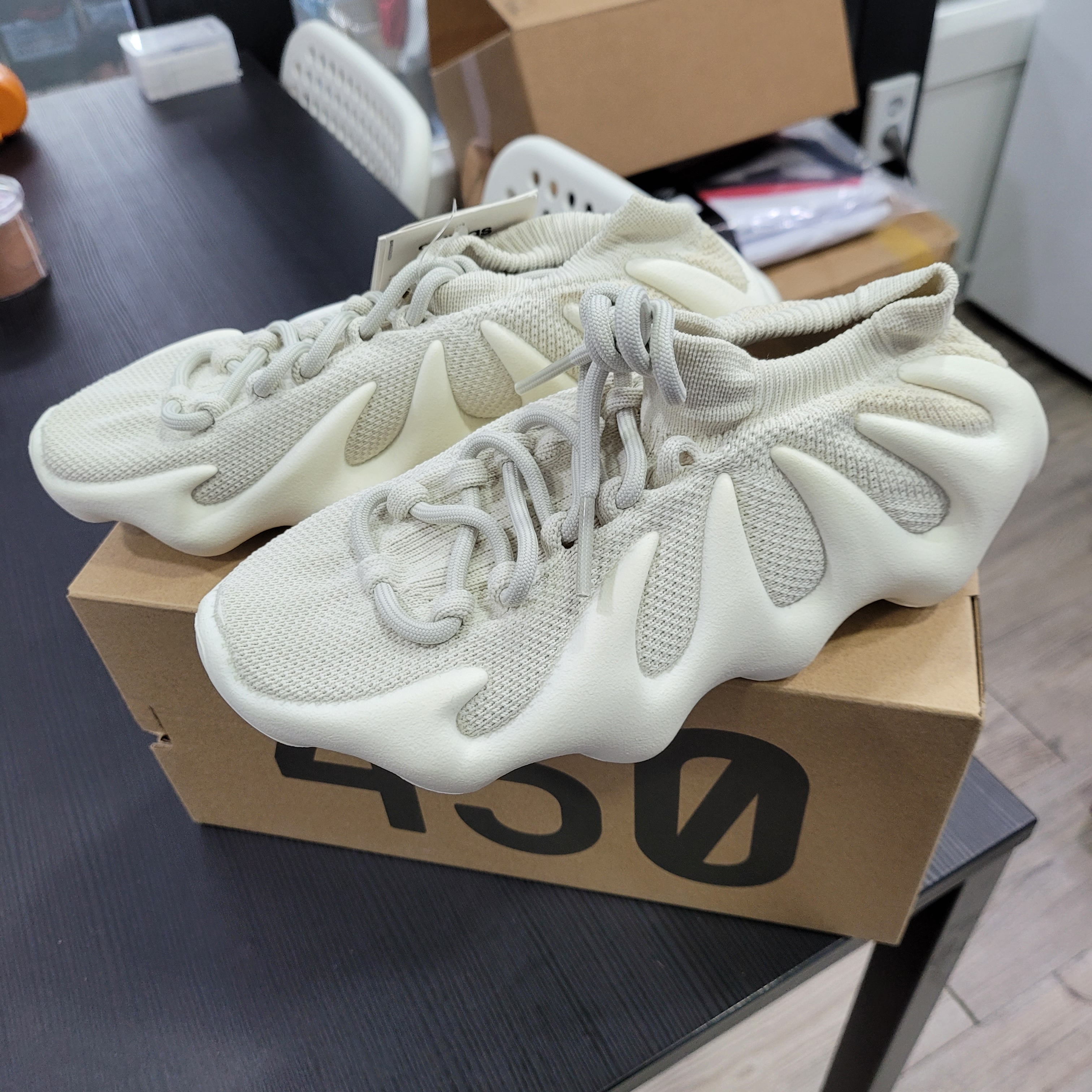 Adidas Yeezy 450 Cloud White 착용 스타일