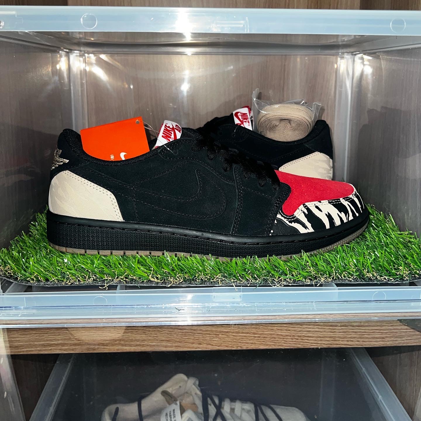 Jordan 1 x SoleFly Retro Low OG SP Black and Sport Red 착용 스타일 - 2