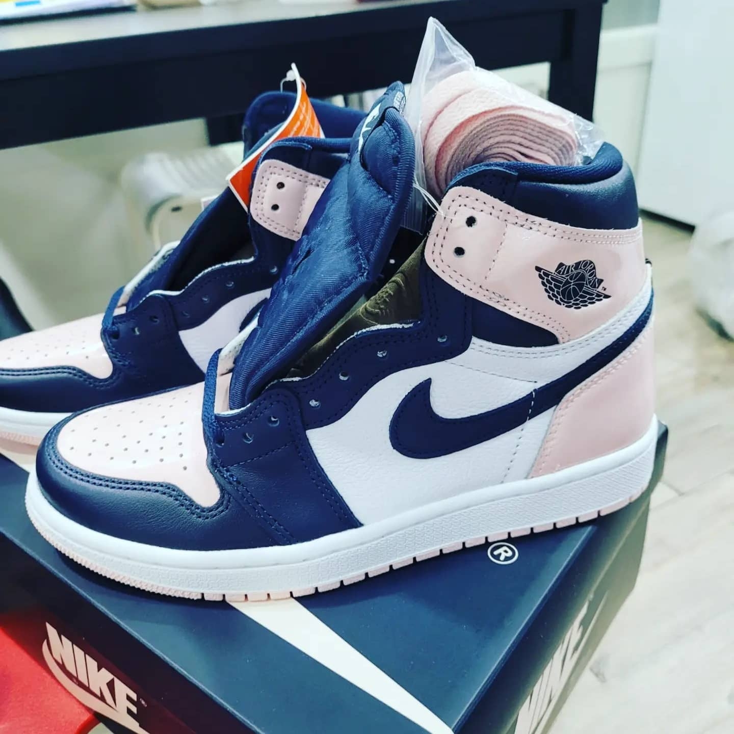 (W) Jordan 1 Retro High OG Atmosphere 착용 스타일 - 1