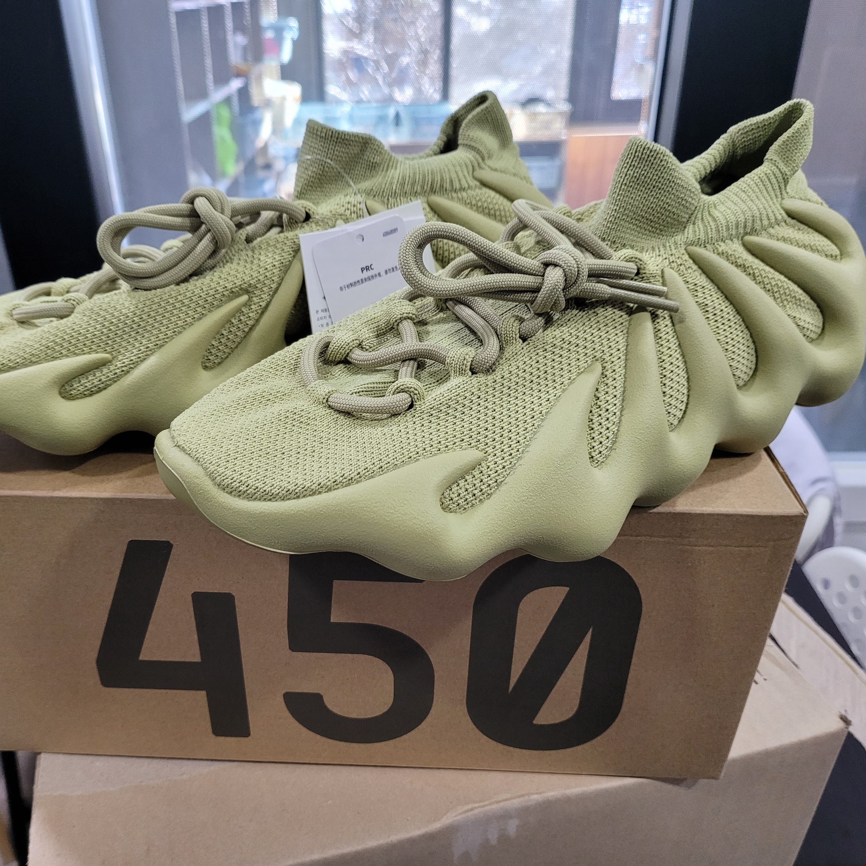 Adidas Yeezy 450 Resin 착용 스타일