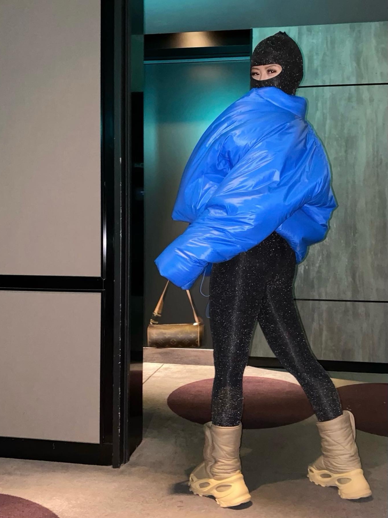 Yeezy Gap Round Jacket Blue, Adidas Yeezy NSLTD Boot Khaki 착용 스타일 - 3