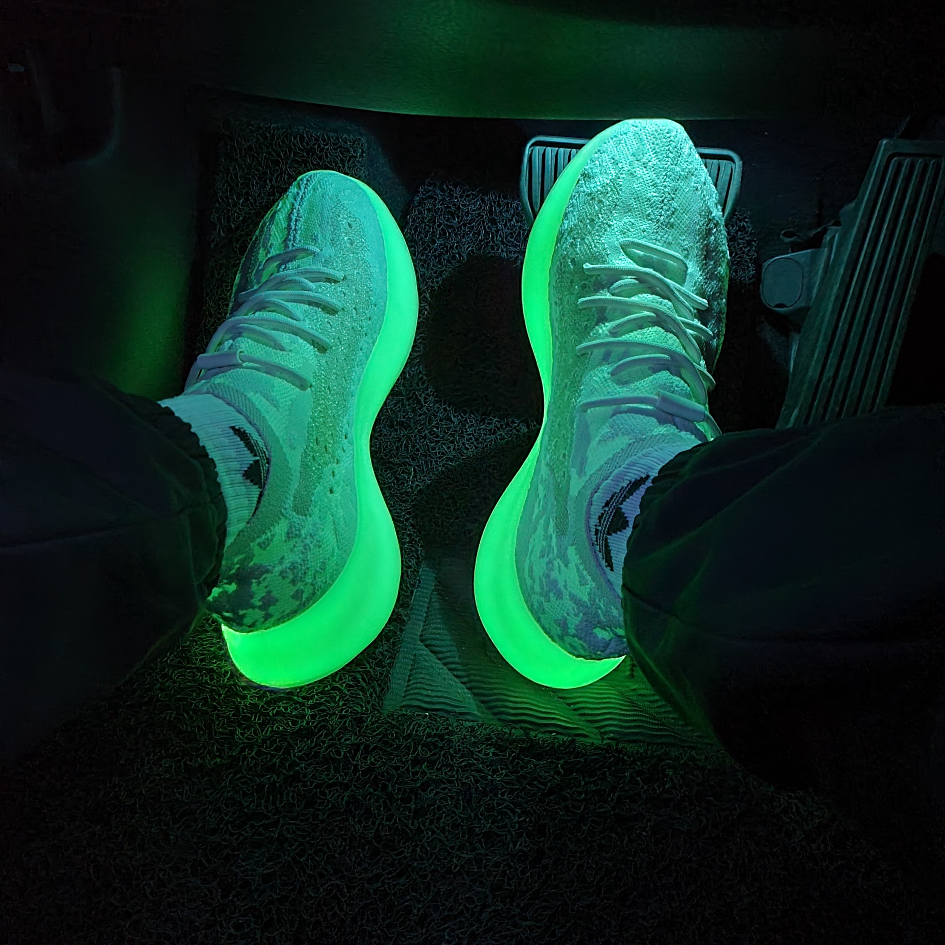 Adidas Yeezy Boost 380 Calcite Glow 착용 스타일