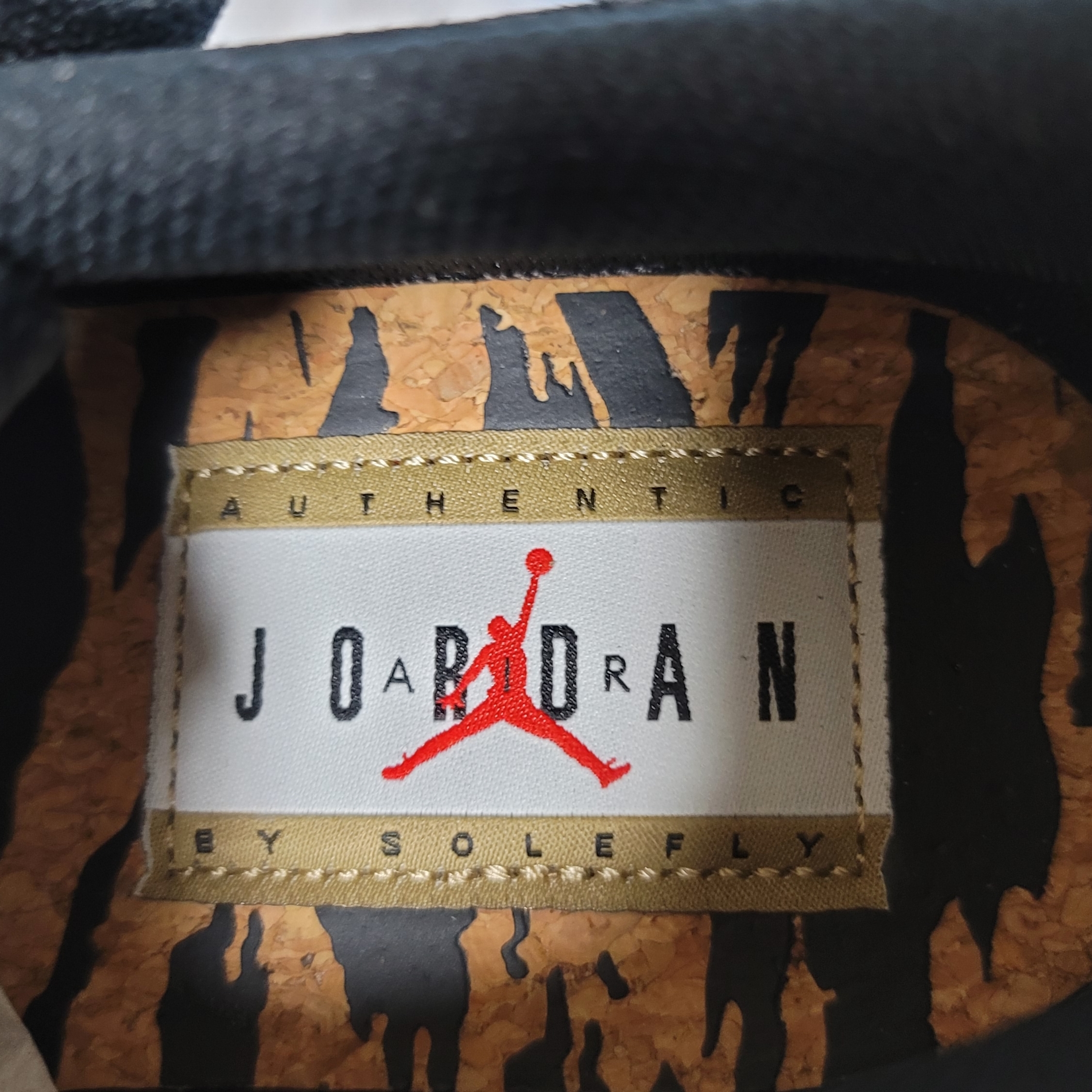 Jordan 1 x SoleFly Retro Low OG SP Black and Sport Red 착용 스타일 - 3